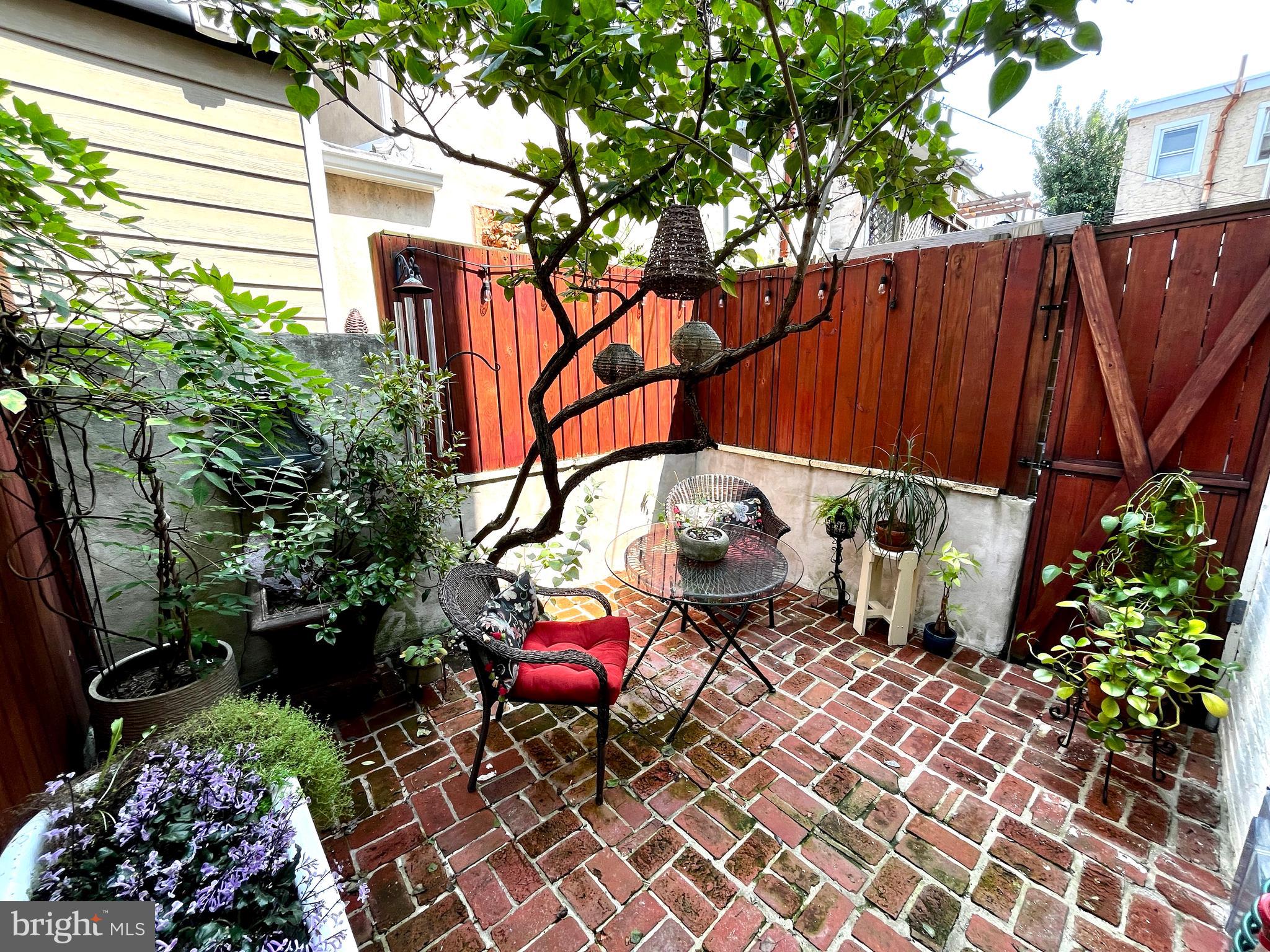 QUEEN VILLAGE - Residential