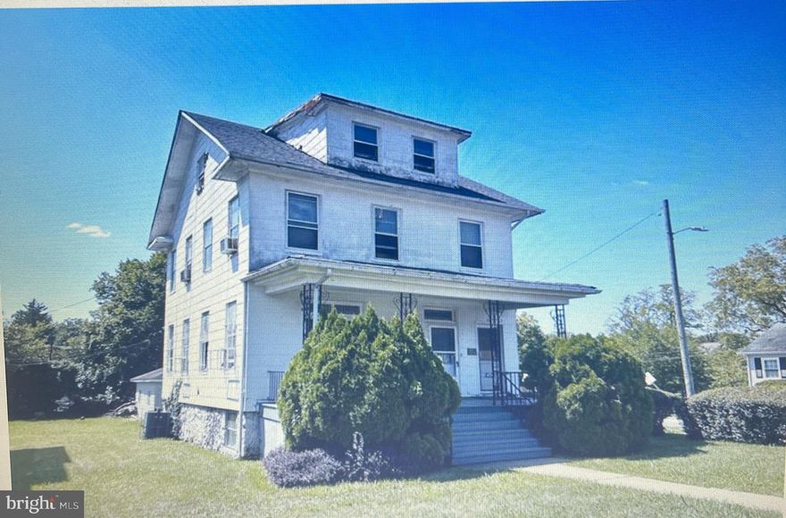 GREAT MULTI-UNIT PROPERTY  in Howard Park.  2 UNITS.  1st floor - office space with kitchenette, powder room and full unfinished basement for storage.   2nd floor - 3 bedrooms, 1bath, full kitchen.  Add to your rental  portfolio or live in one unit and continue rent the other unit.  Large corner lot with 1 car detached garage. All units rented, leases expires 12/31/2025. Tenants would like to stay.  Sold-as-is. 
Showings on Saturdays and Sundays only.