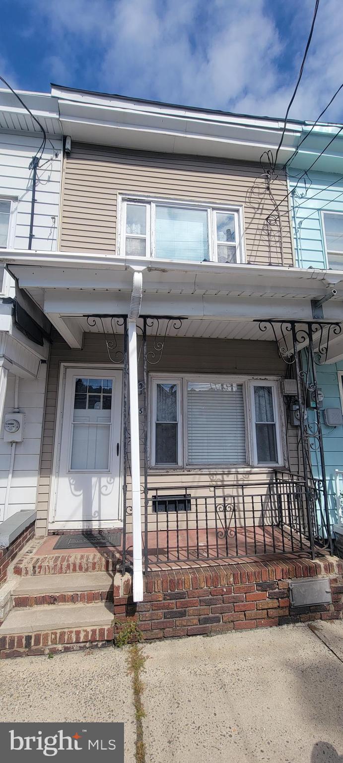 2 bed 1 bath home with large living room, includes stove and refrigerator.