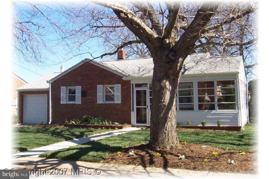 Showing for back-ups SELLER WILL PAY $8,500 WHICH SHOULD COVER YOUR CLOSING COSTS!!! Get this home for only 3.5% with FHA financing! MOVE-IN ready home with JEALOUSY PORCH, attached GARAGE, WOOD FLOORS throught and UPDATED KITCHEN in convenient sought-after Eastport location. NO HOA or Condo Fees!