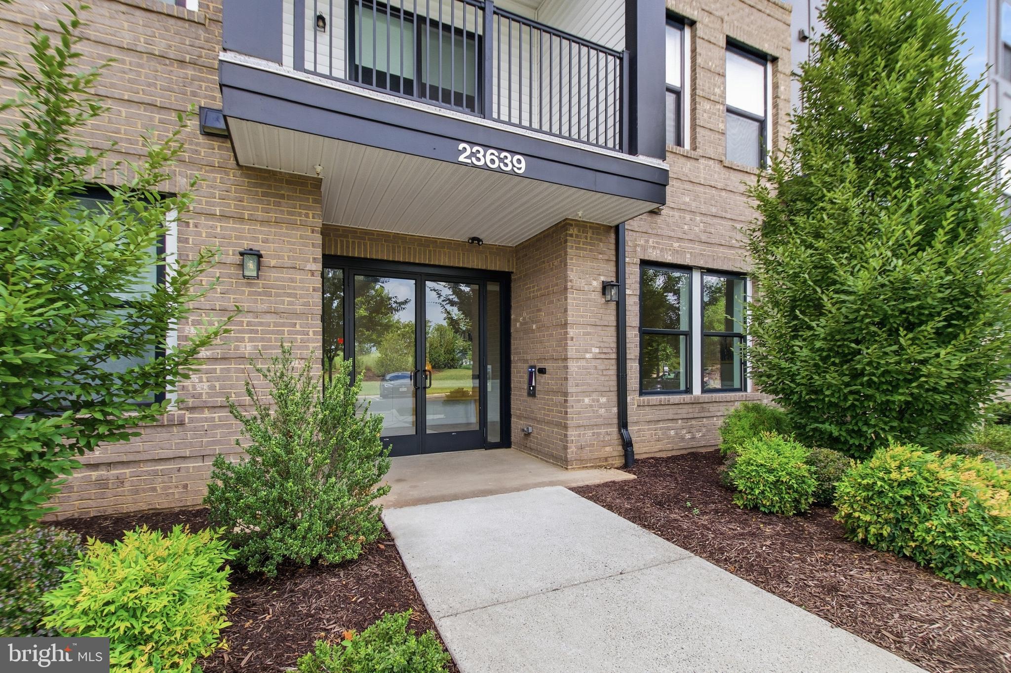 23639 GOLDEN EMBERS SQUARE 302