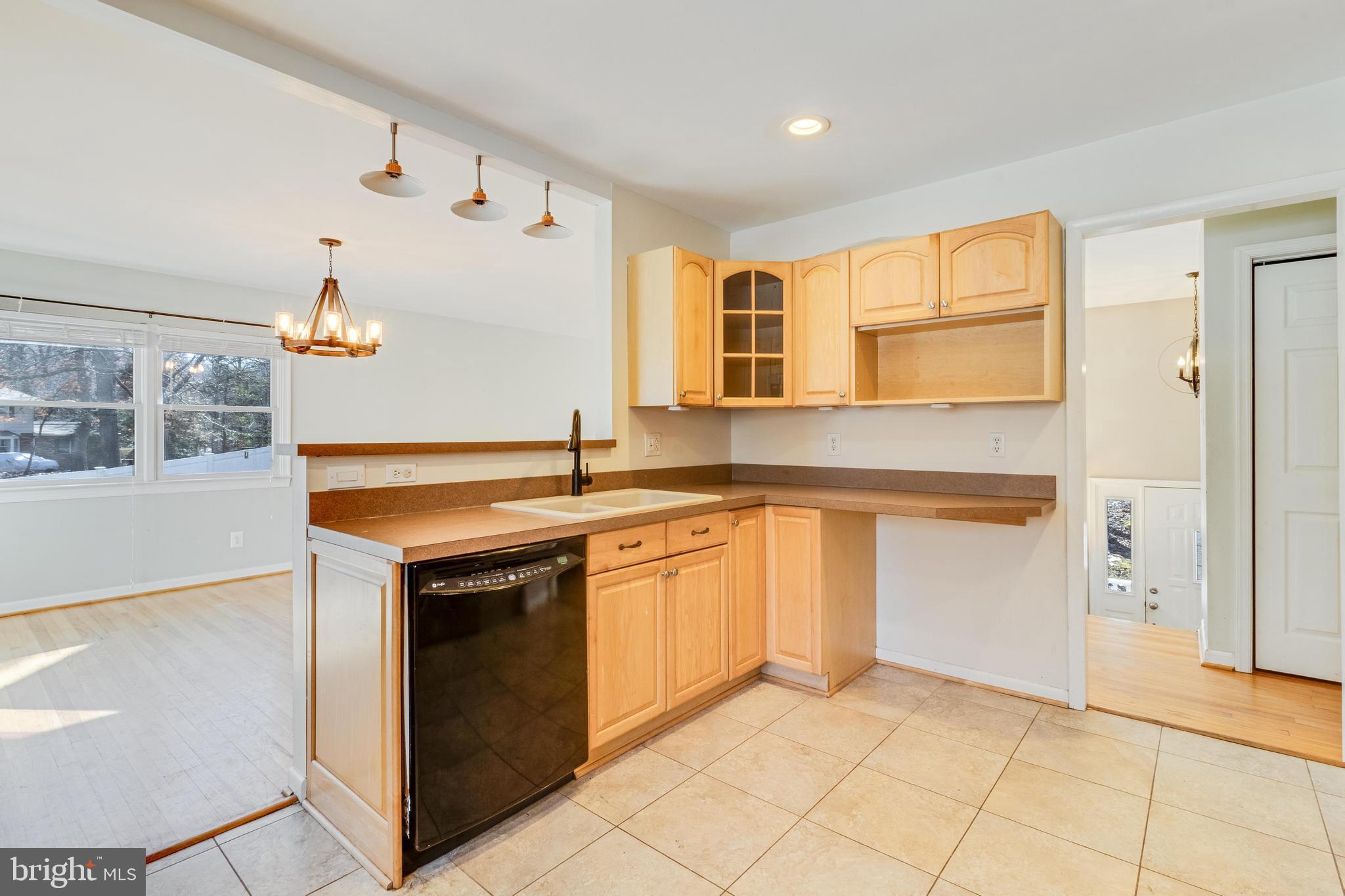 KINGSTON MANOR - Residential