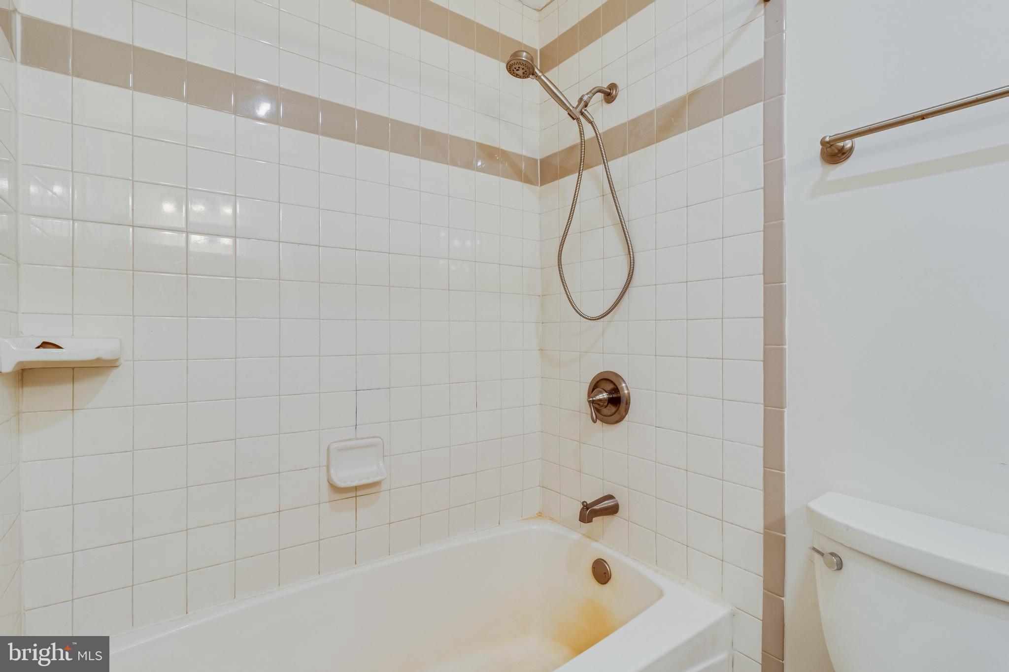 KINGSTON MANOR - Residential