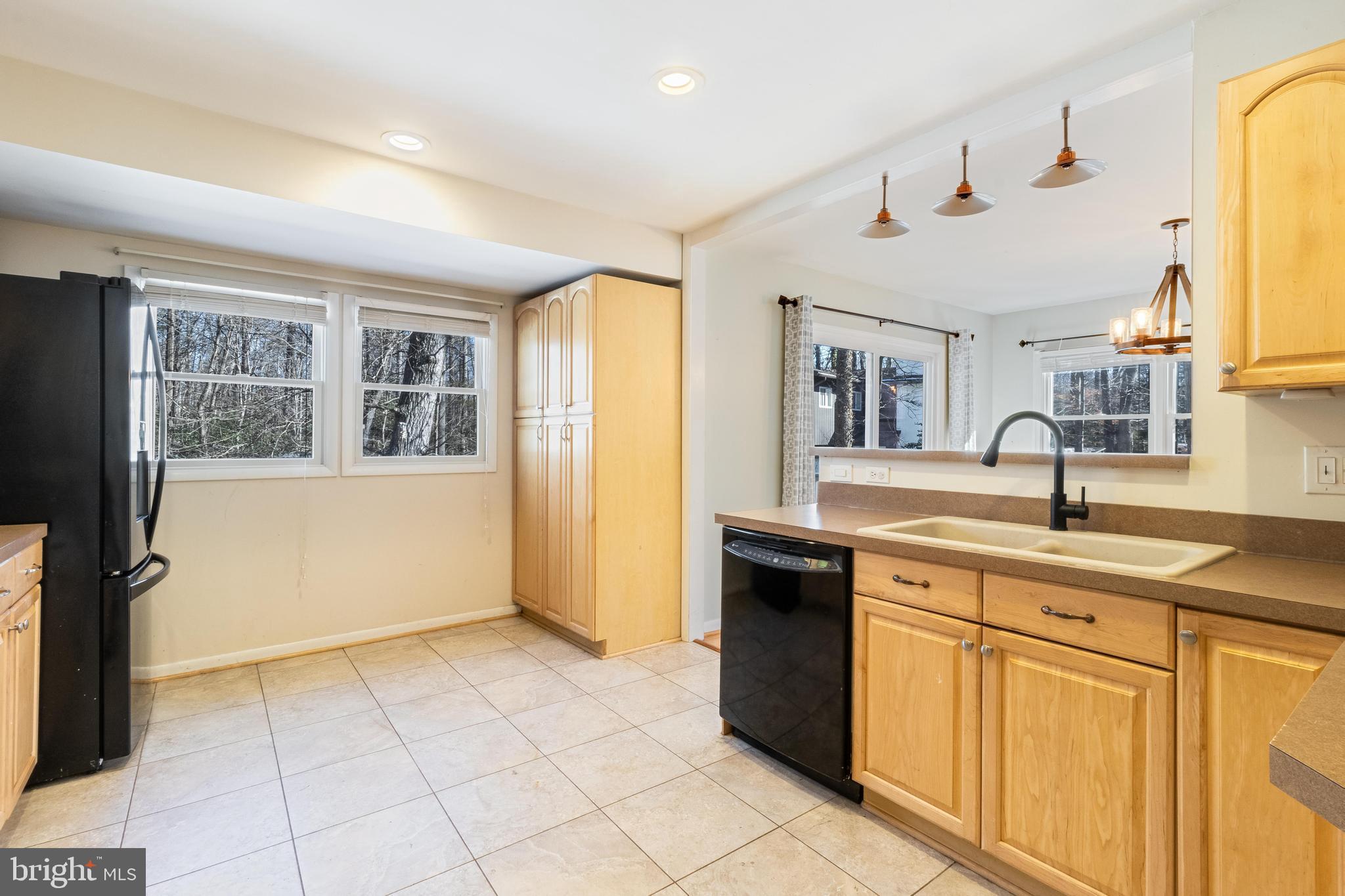 KINGSTON MANOR - Residential