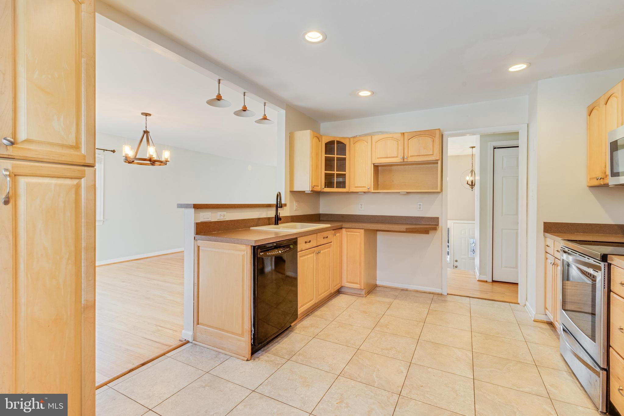 KINGSTON MANOR - Residential