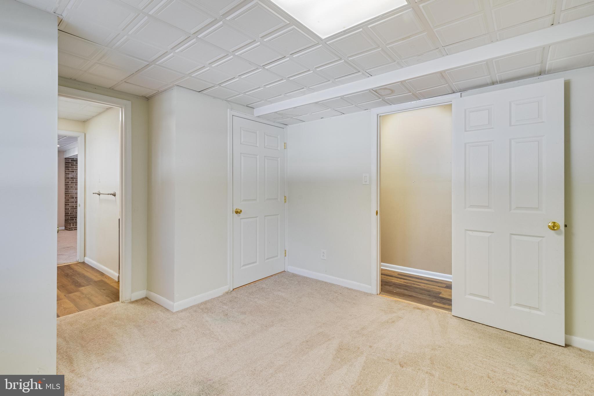 KINGSTON MANOR - Residential