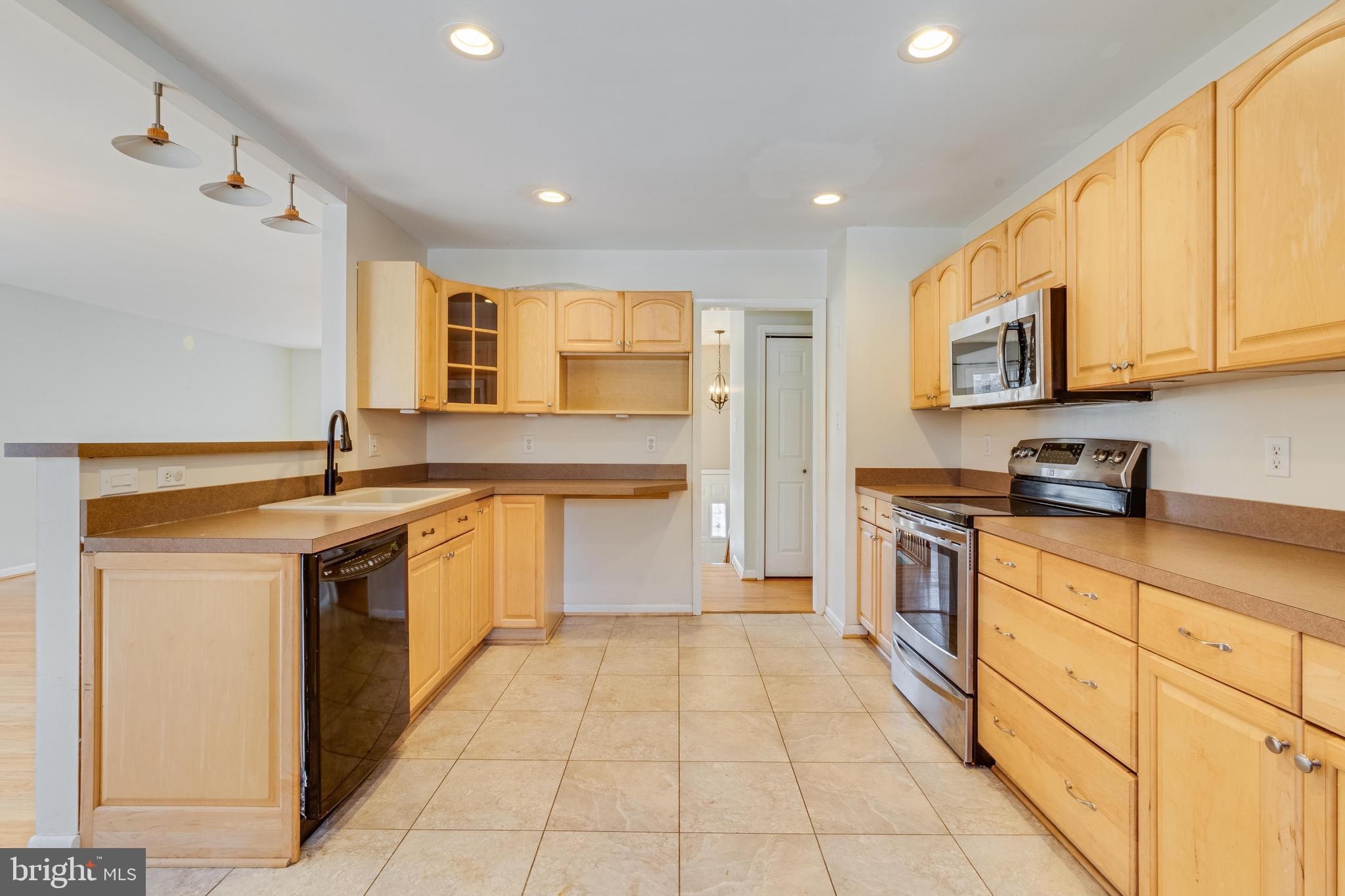 KINGSTON MANOR - Residential