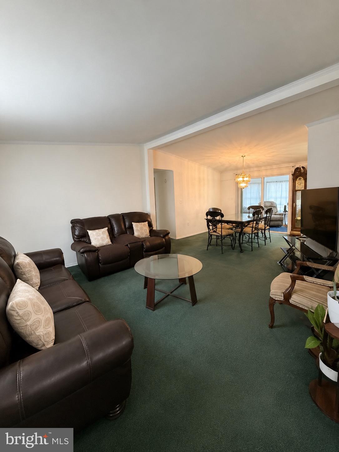 12 LONGWOOD COURT W