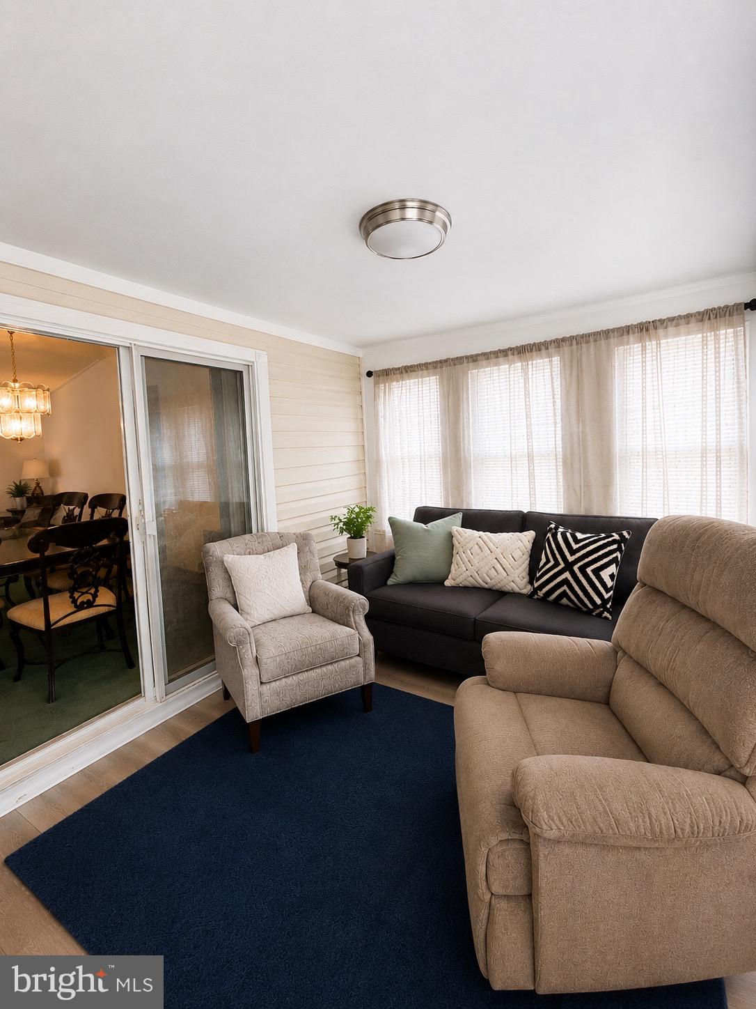 12 LONGWOOD COURT W