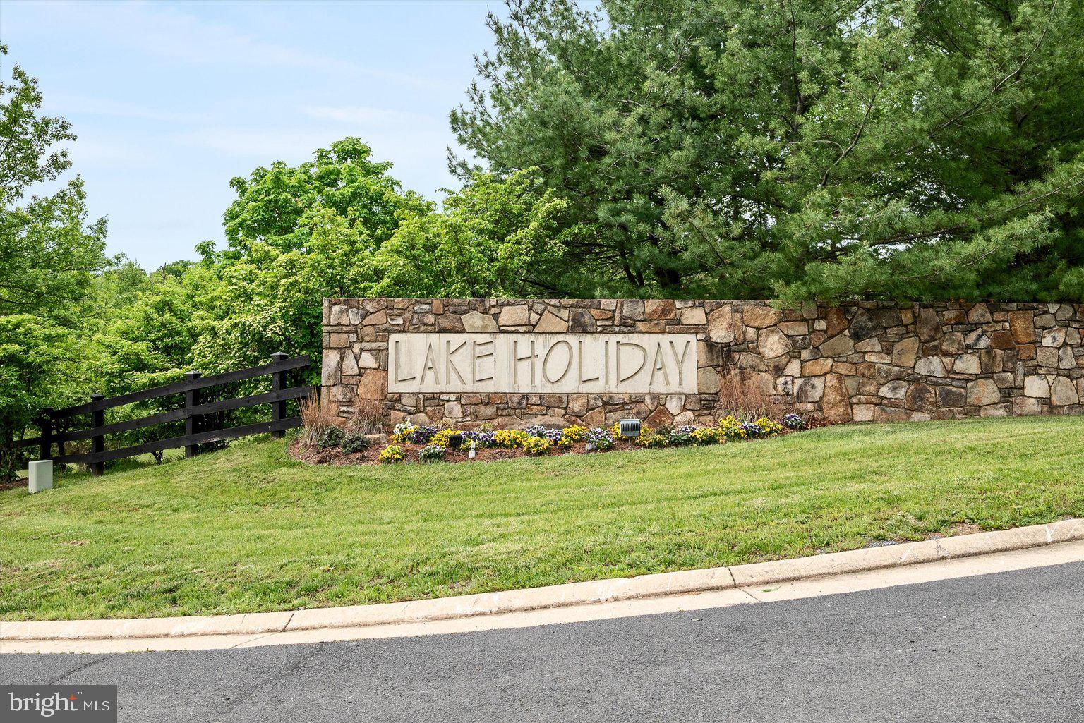 LAKE HOLIDAY ESTATES - Land