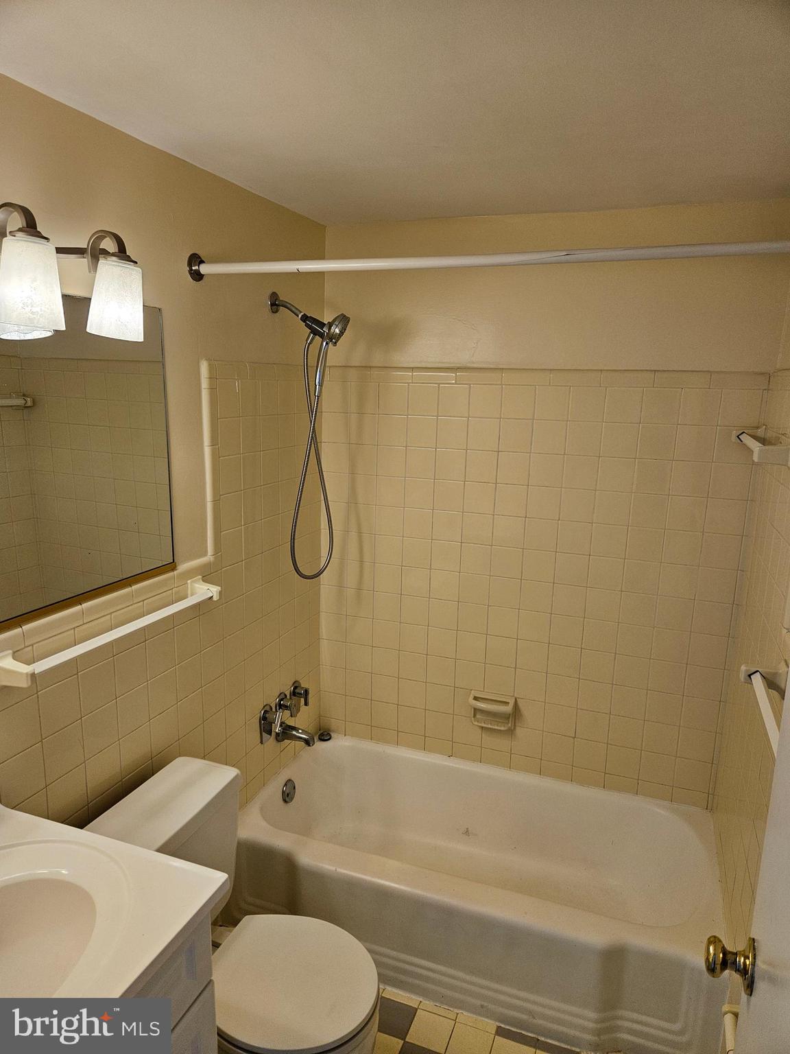 RIVER TOWERS - Residential Lease