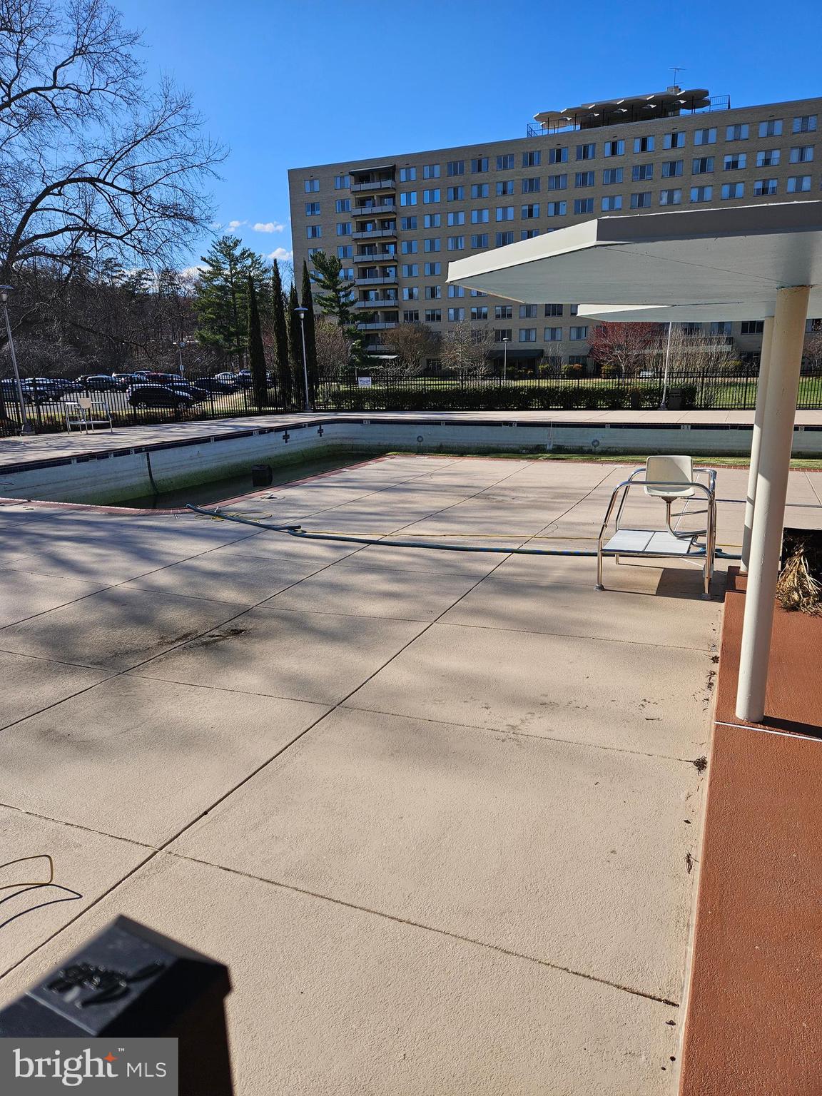 RIVER TOWERS - Residential Lease