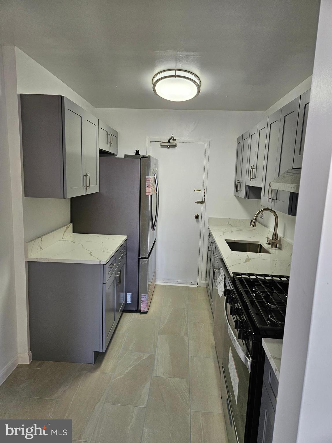 RIVER TOWERS - Residential Lease