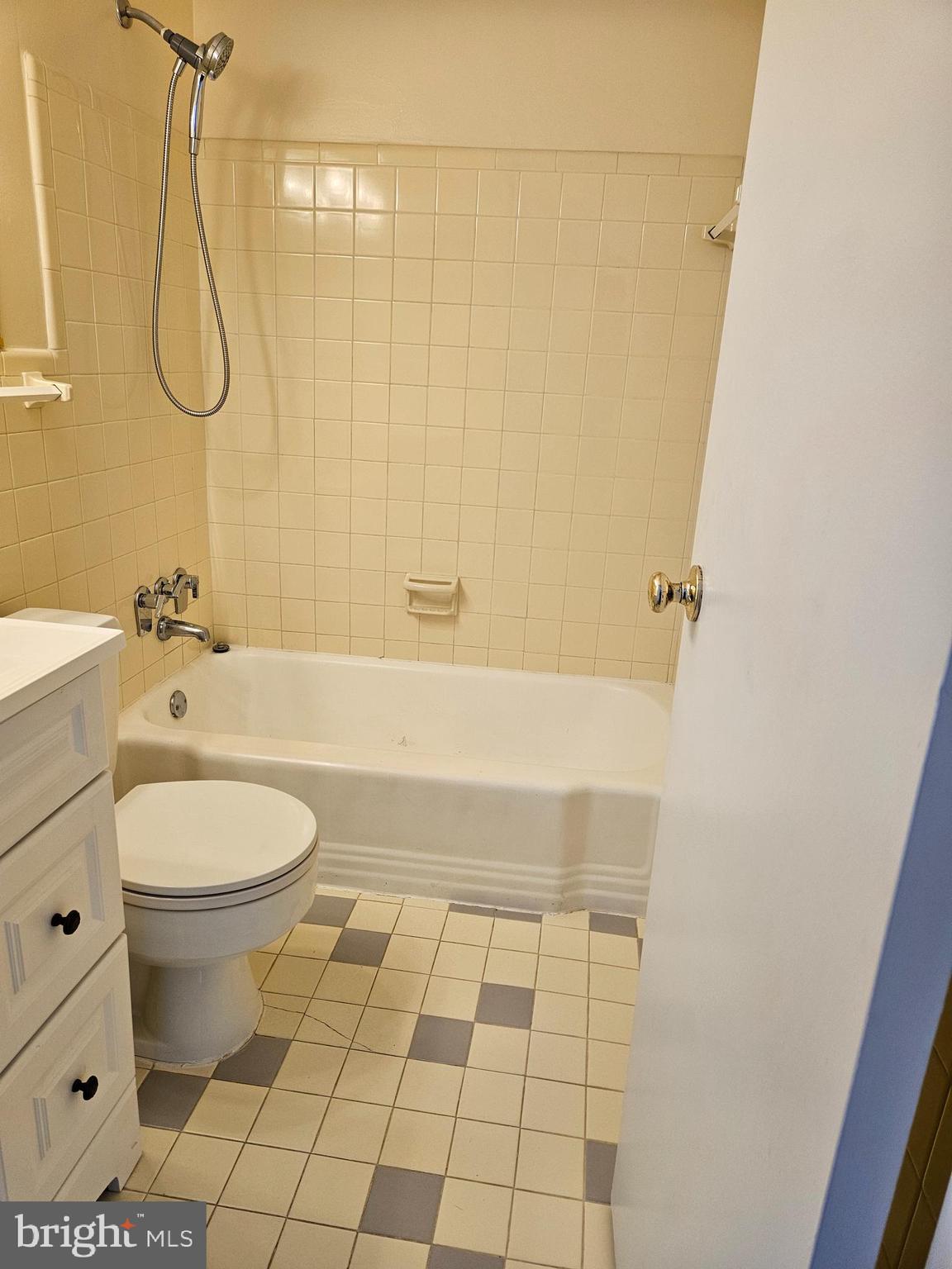 RIVER TOWERS - Residential Lease