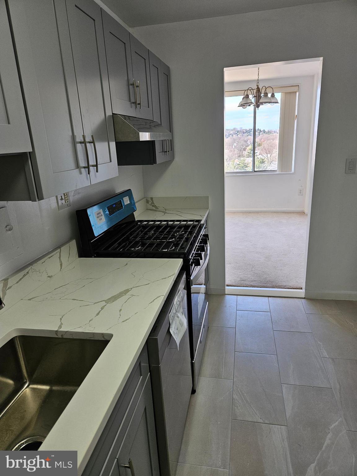 RIVER TOWERS - Residential Lease