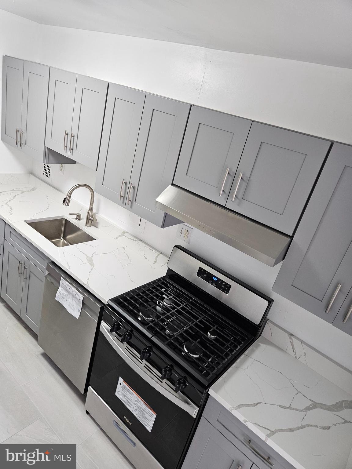 RIVER TOWERS - Residential Lease