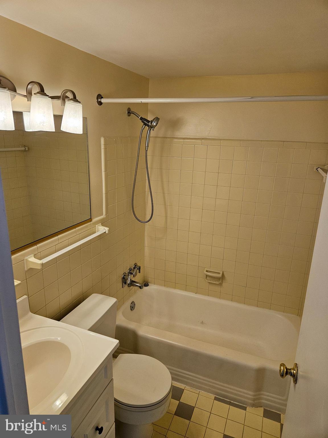 RIVER TOWERS - Residential Lease