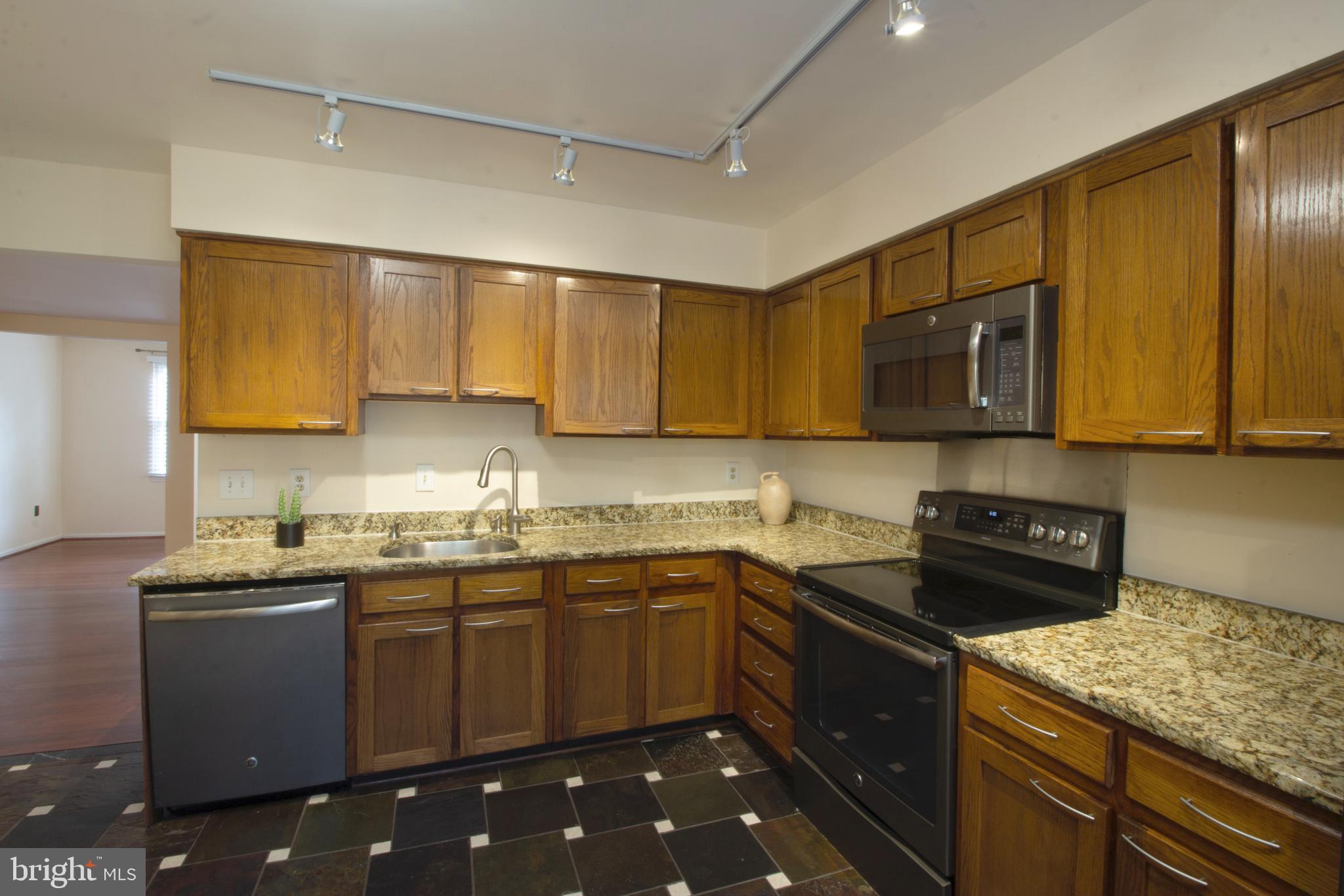 OAKTON VILLAGE - Residential Lease