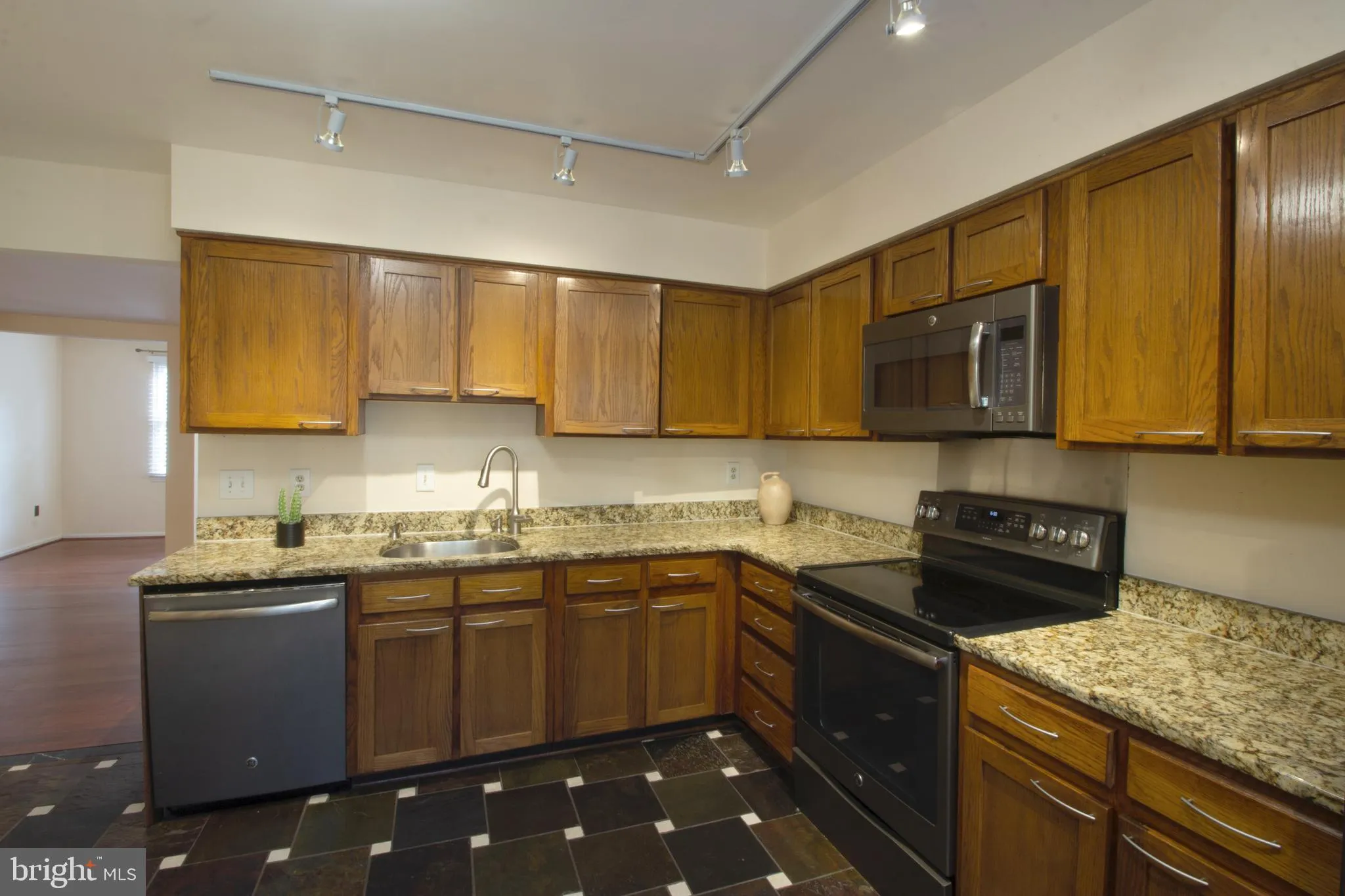 Oakton, Virginia 22124, United States, 4 Bedrooms Bedrooms, ,4 BathroomsBathrooms,Residential,Active,9043