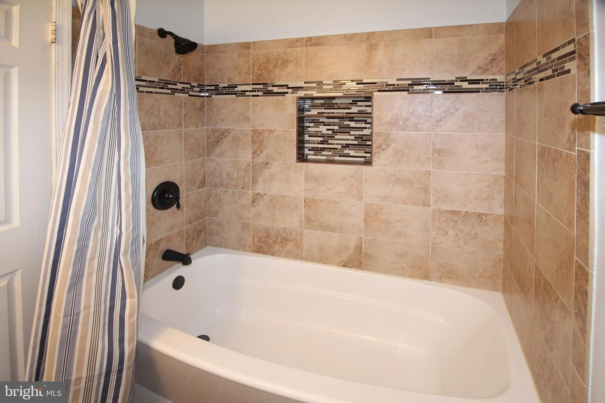 Oakton, Virginia 22124, United States, 4 Bedrooms Bedrooms, ,4 BathroomsBathrooms,Residential,Active,9043