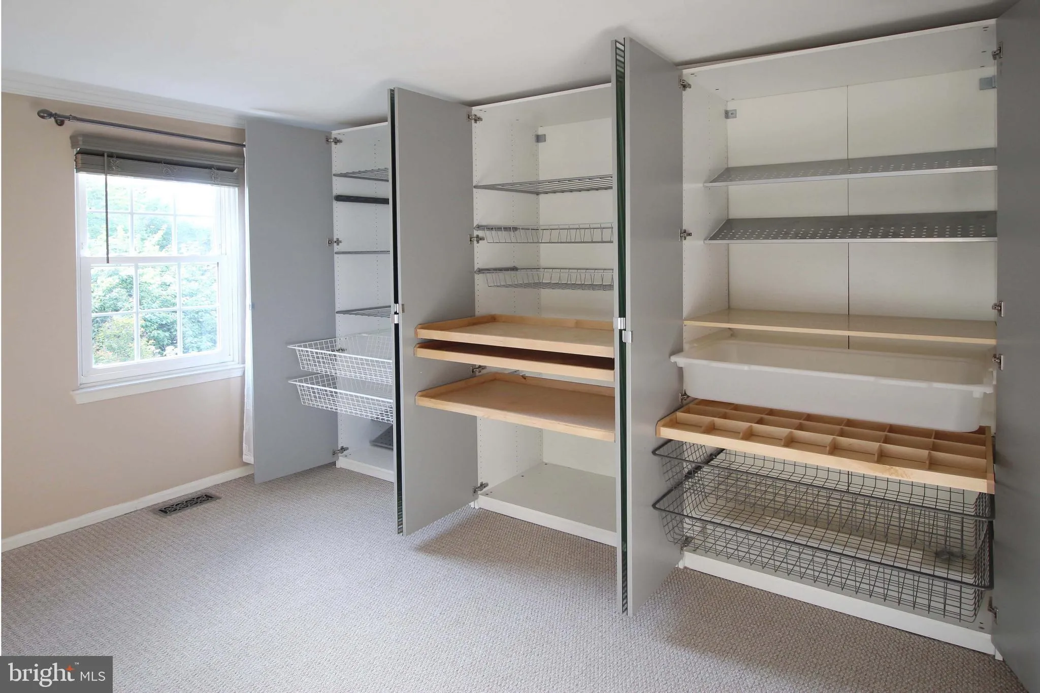 Oakton, Virginia 22124, United States, 4 Bedrooms Bedrooms, ,4 BathroomsBathrooms,Residential,Active,9043