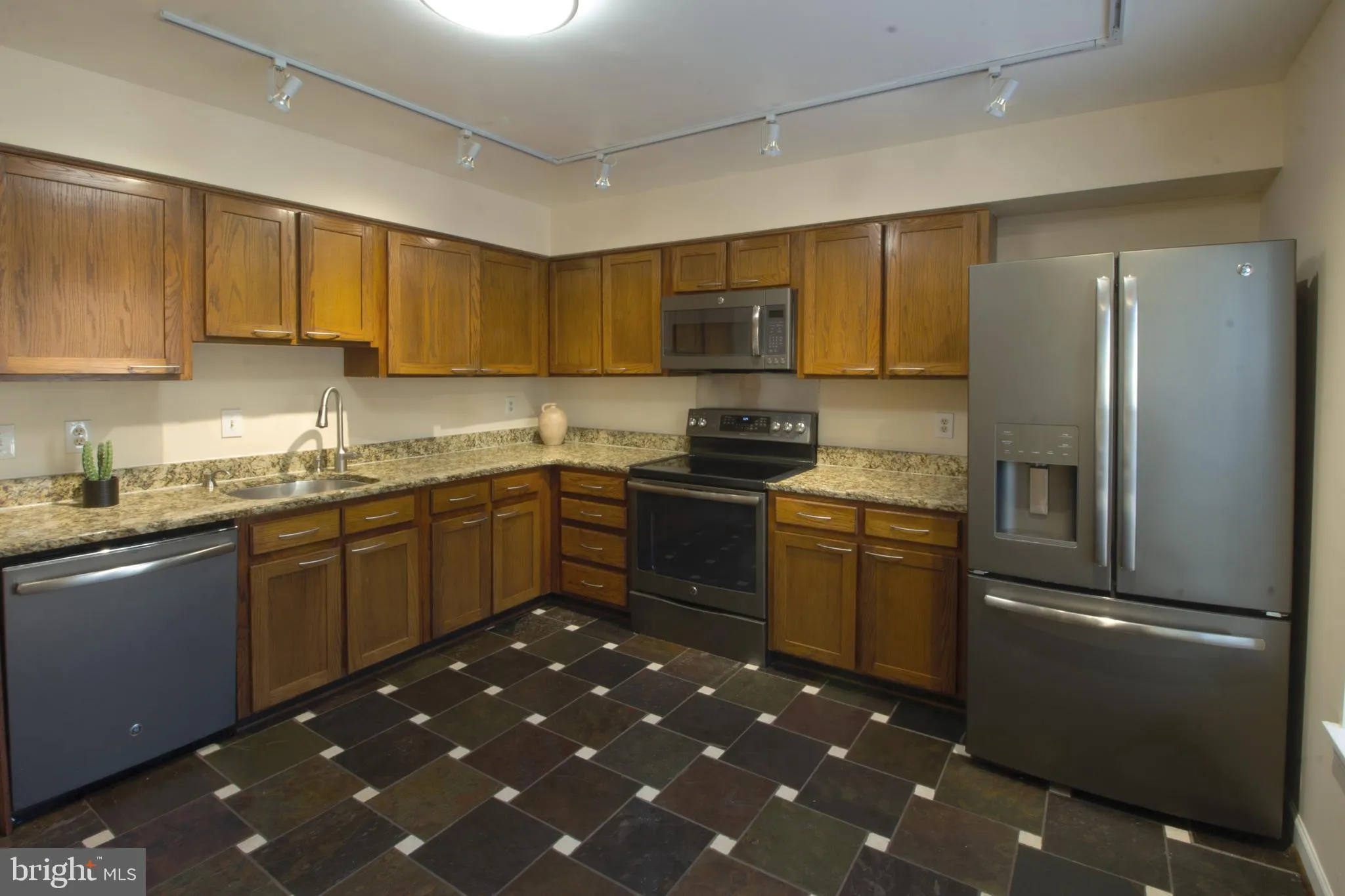 Oakton, Virginia 22124, United States, 4 Bedrooms Bedrooms, ,4 BathroomsBathrooms,Residential,Active,9043