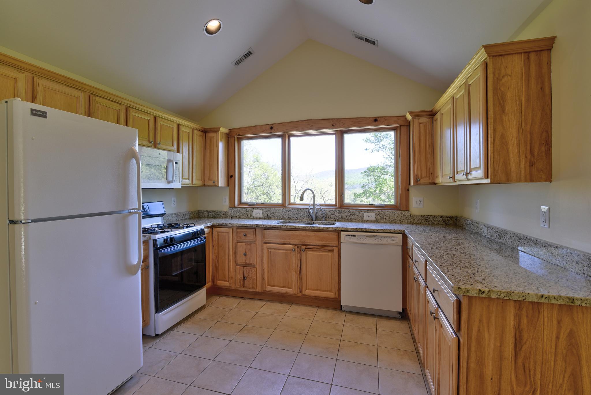 BETWEEN HILLS - Residential