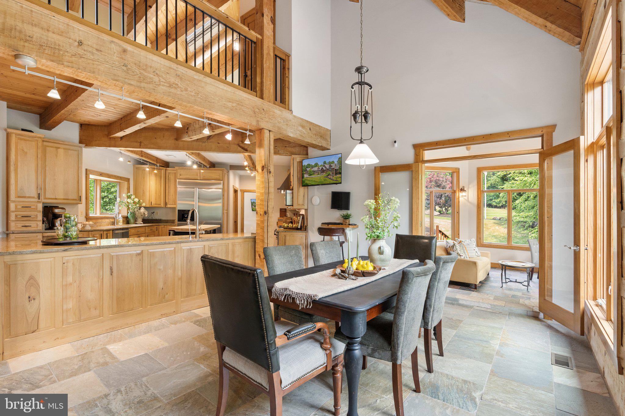 BETWEEN HILLS - Residential