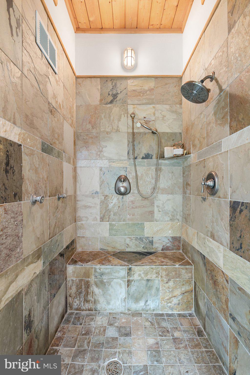 BETWEEN HILLS - Residential