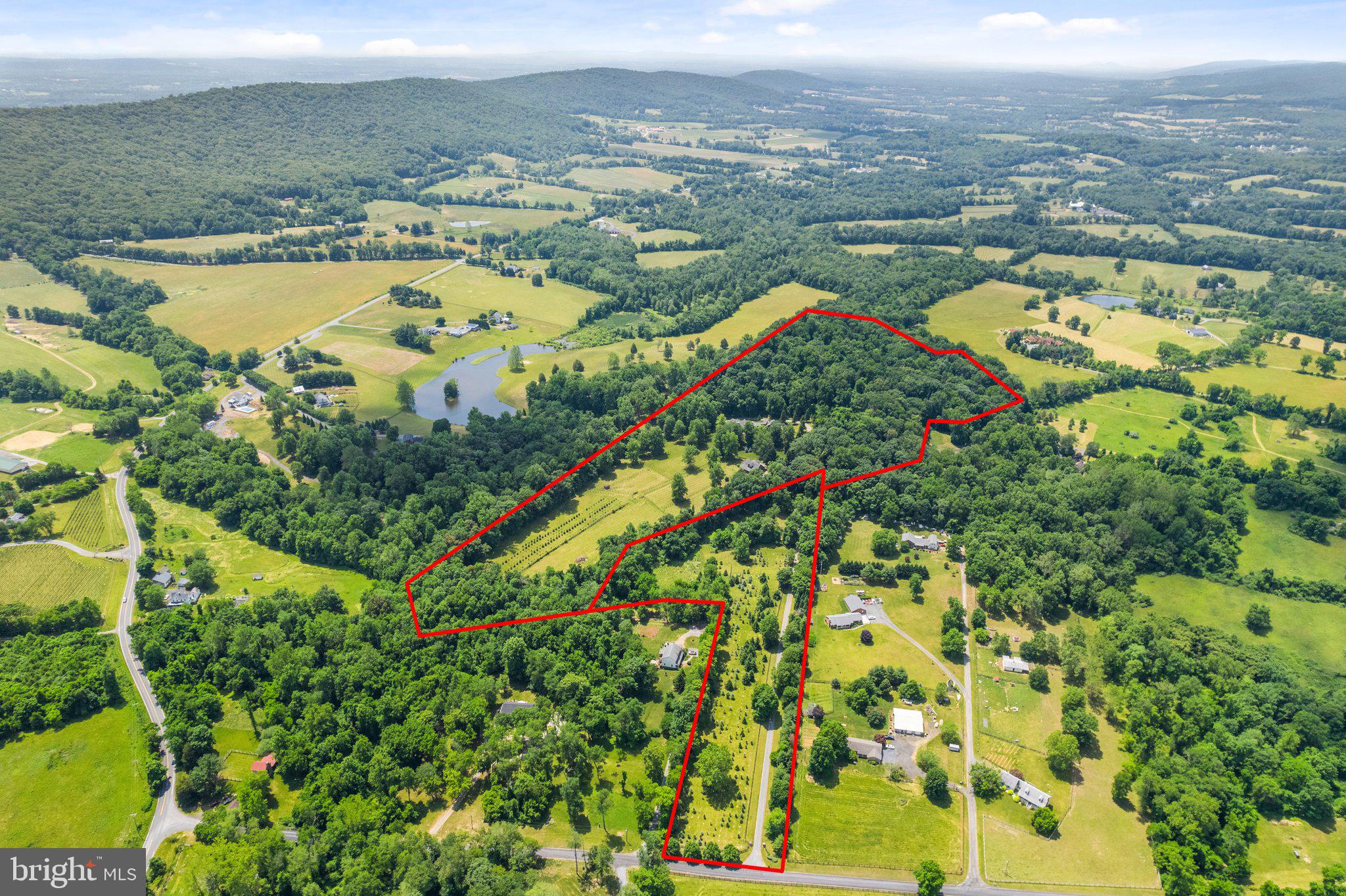 BETWEEN HILLS - Residential