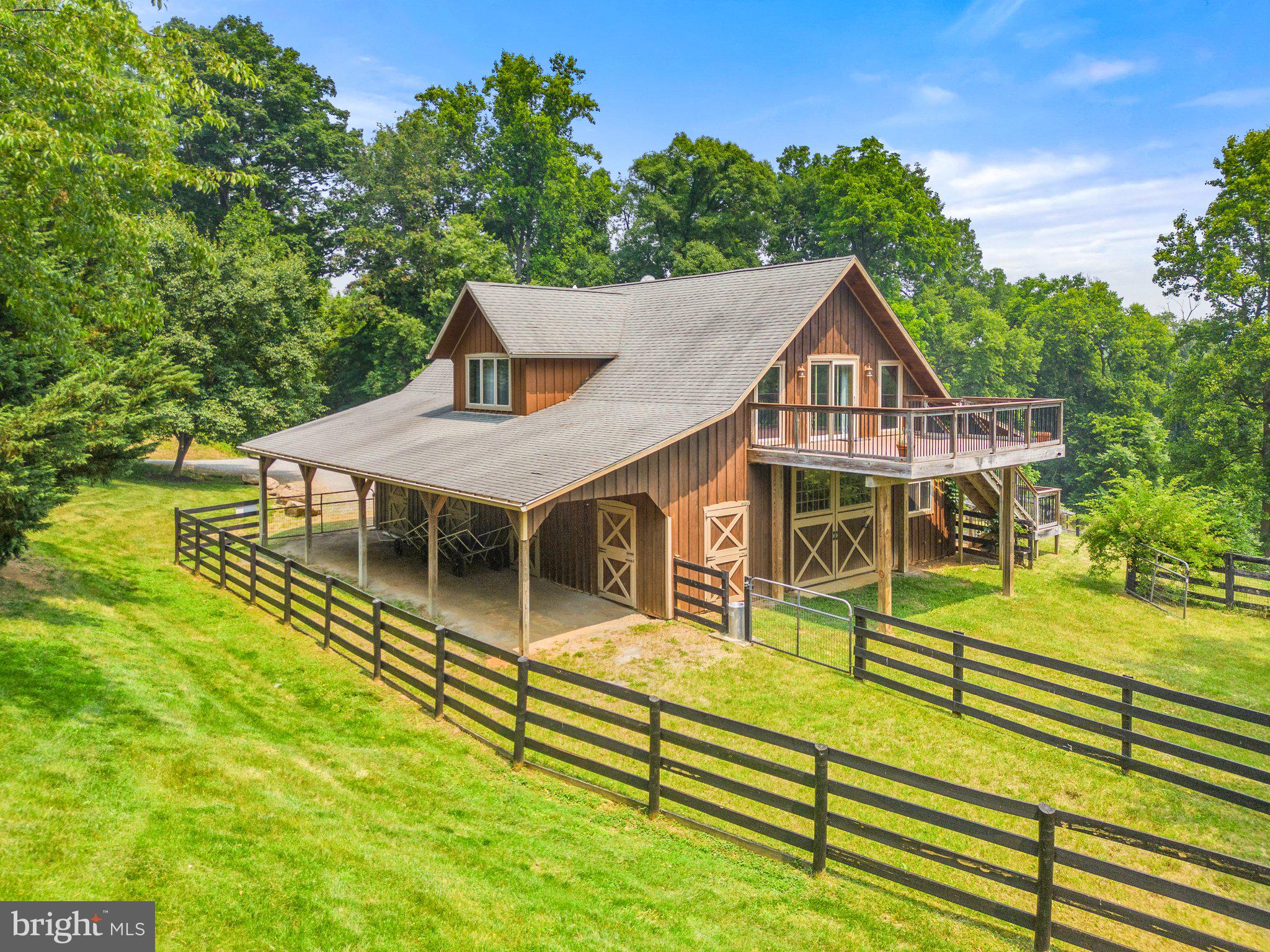 BETWEEN HILLS - Residential