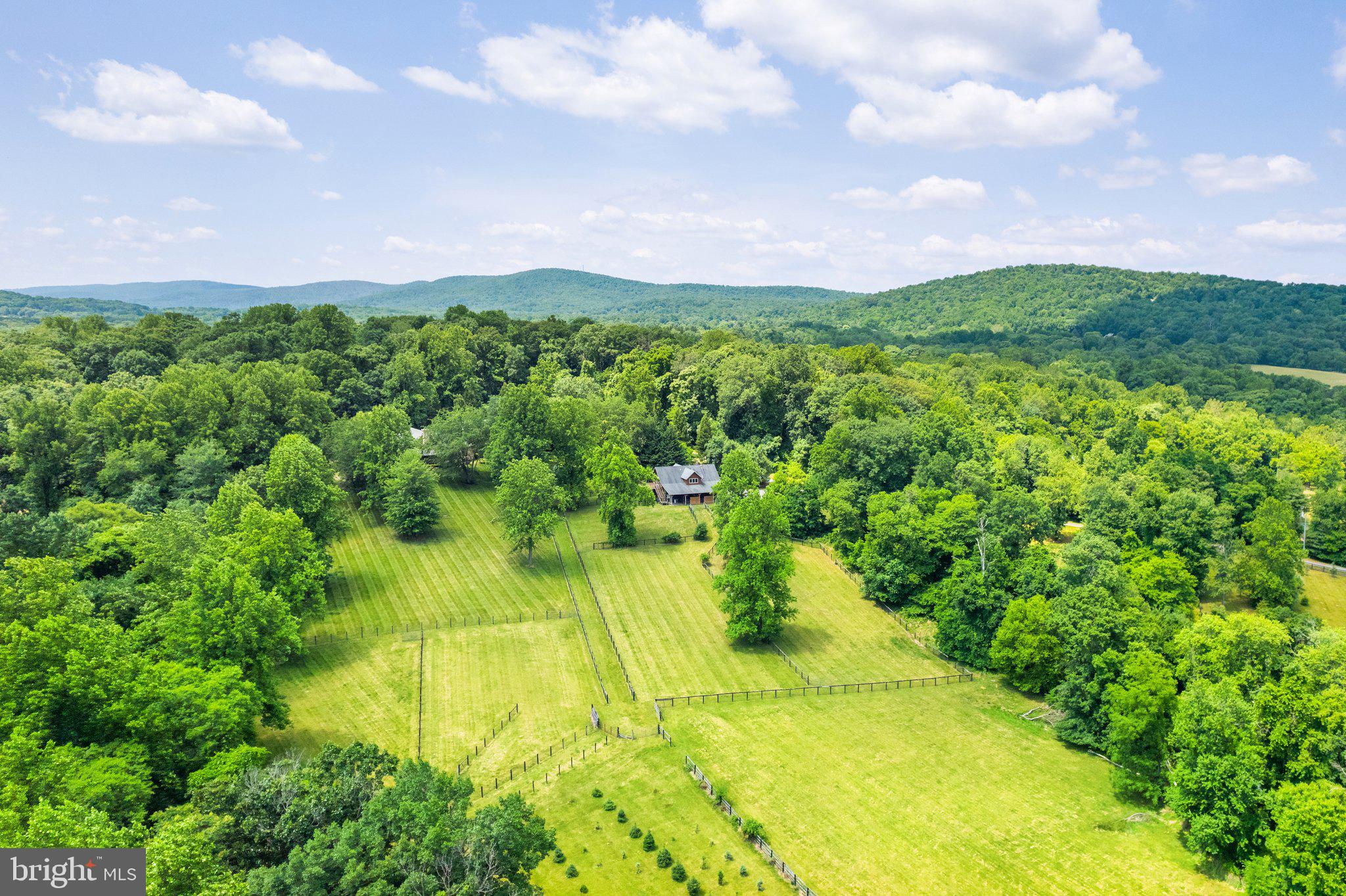 BETWEEN HILLS - Residential