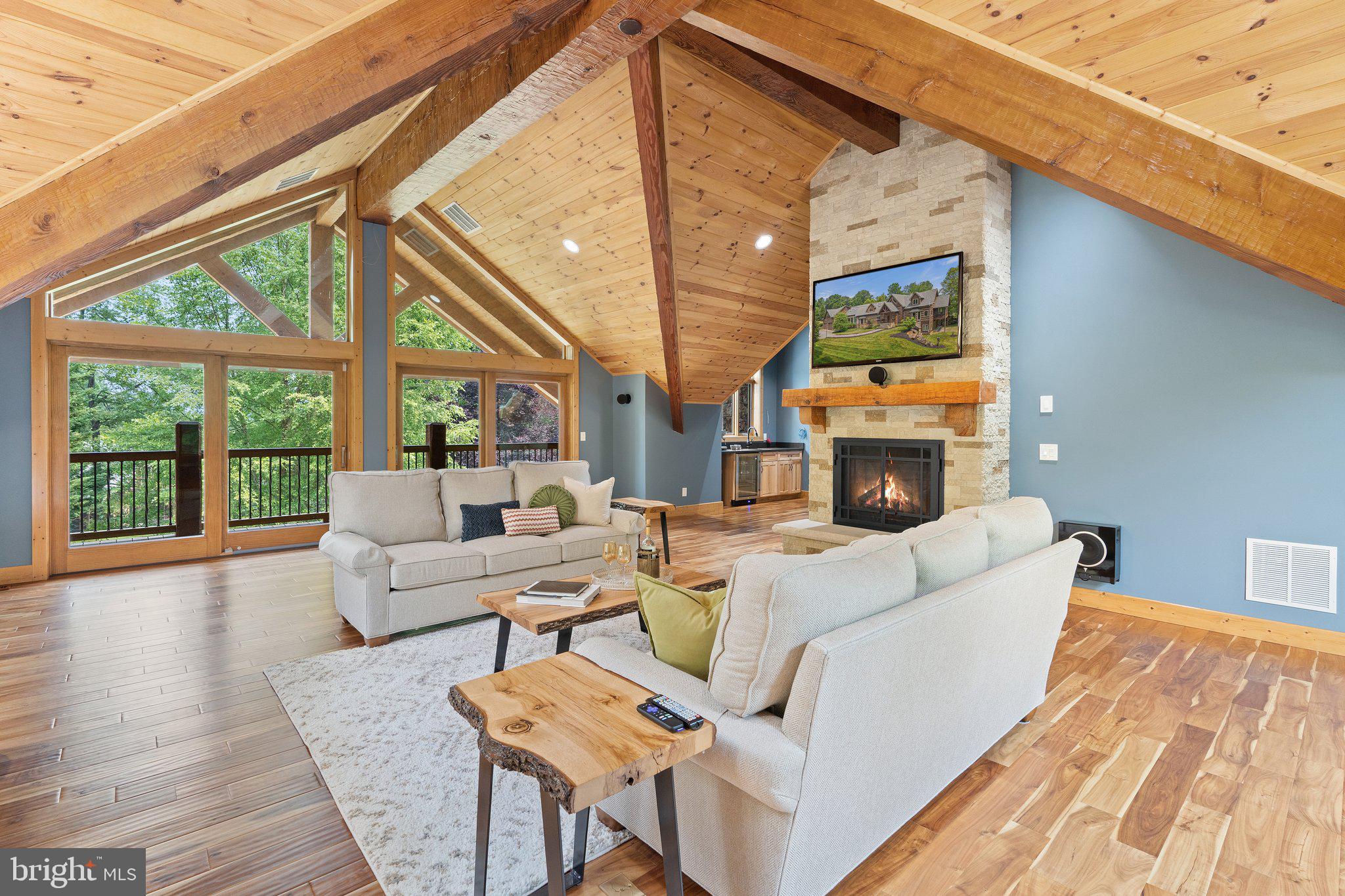 BETWEEN HILLS - Residential