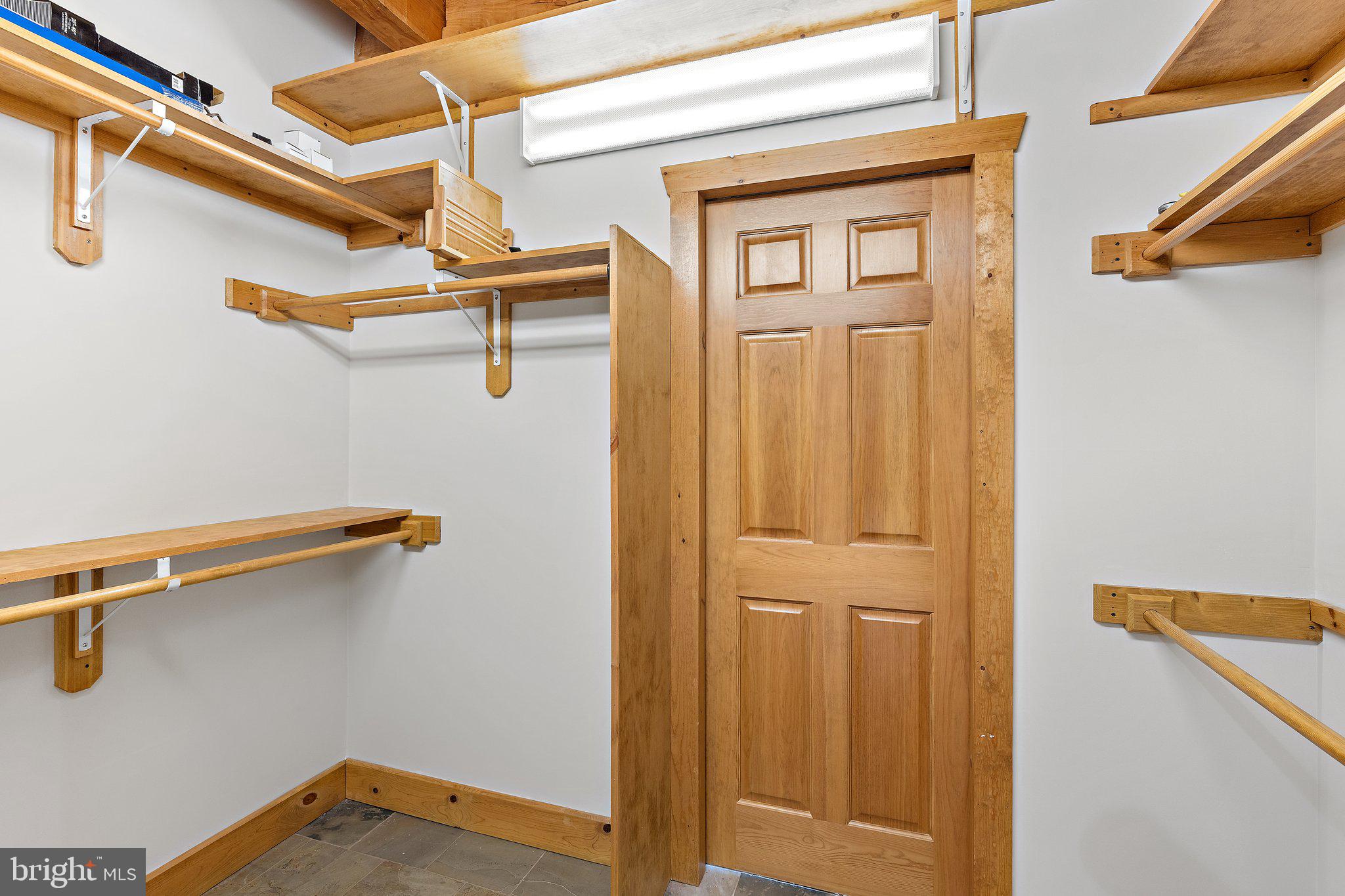 BETWEEN HILLS - Residential