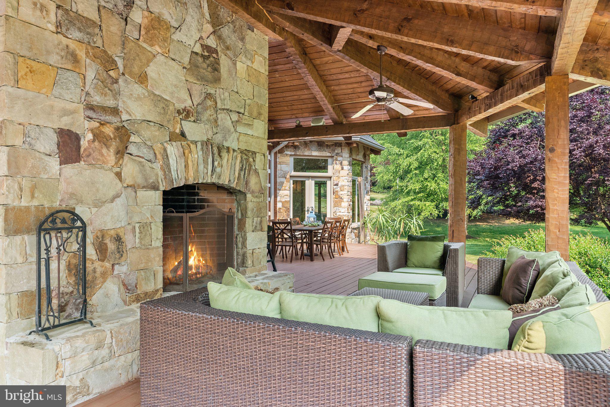 BETWEEN HILLS - Residential