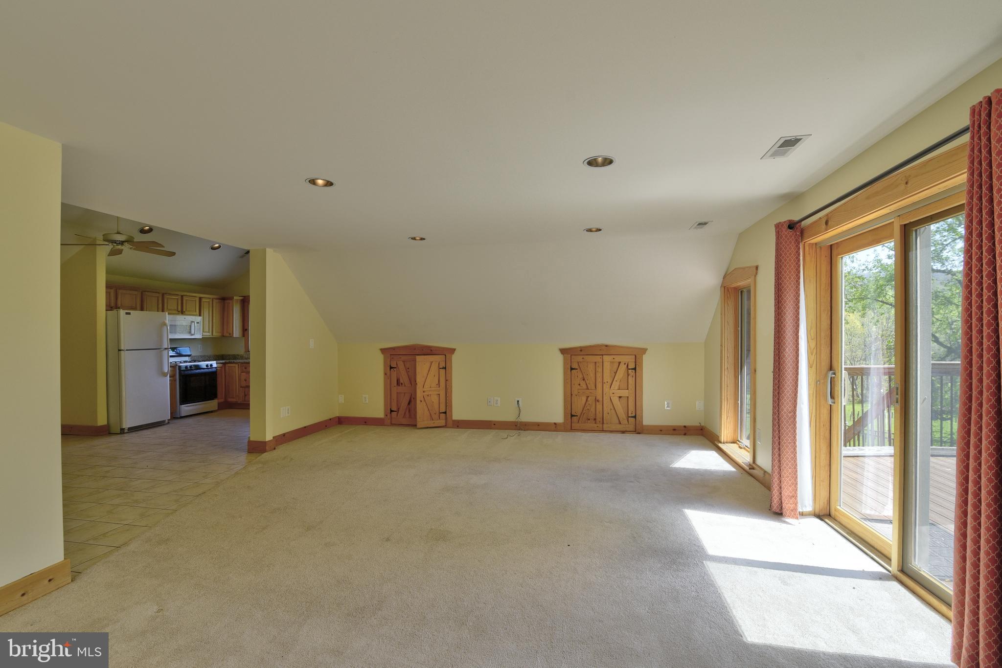 BETWEEN HILLS - Residential