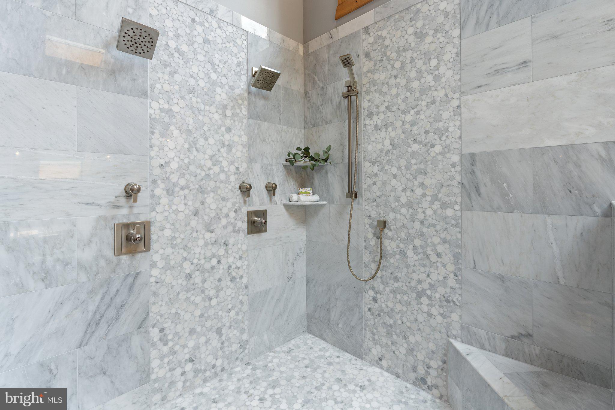 BETWEEN HILLS - Residential