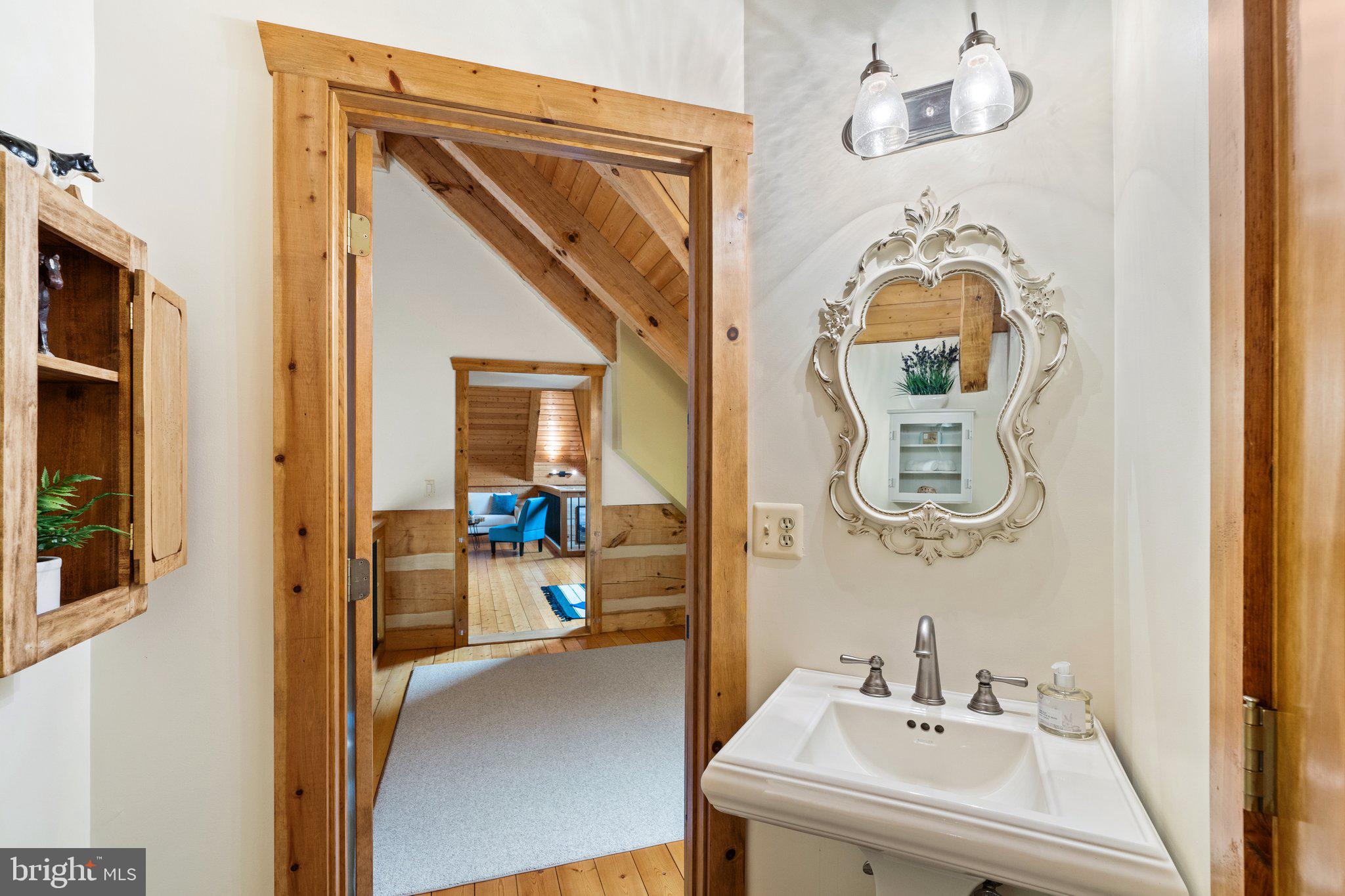 BETWEEN HILLS - Residential