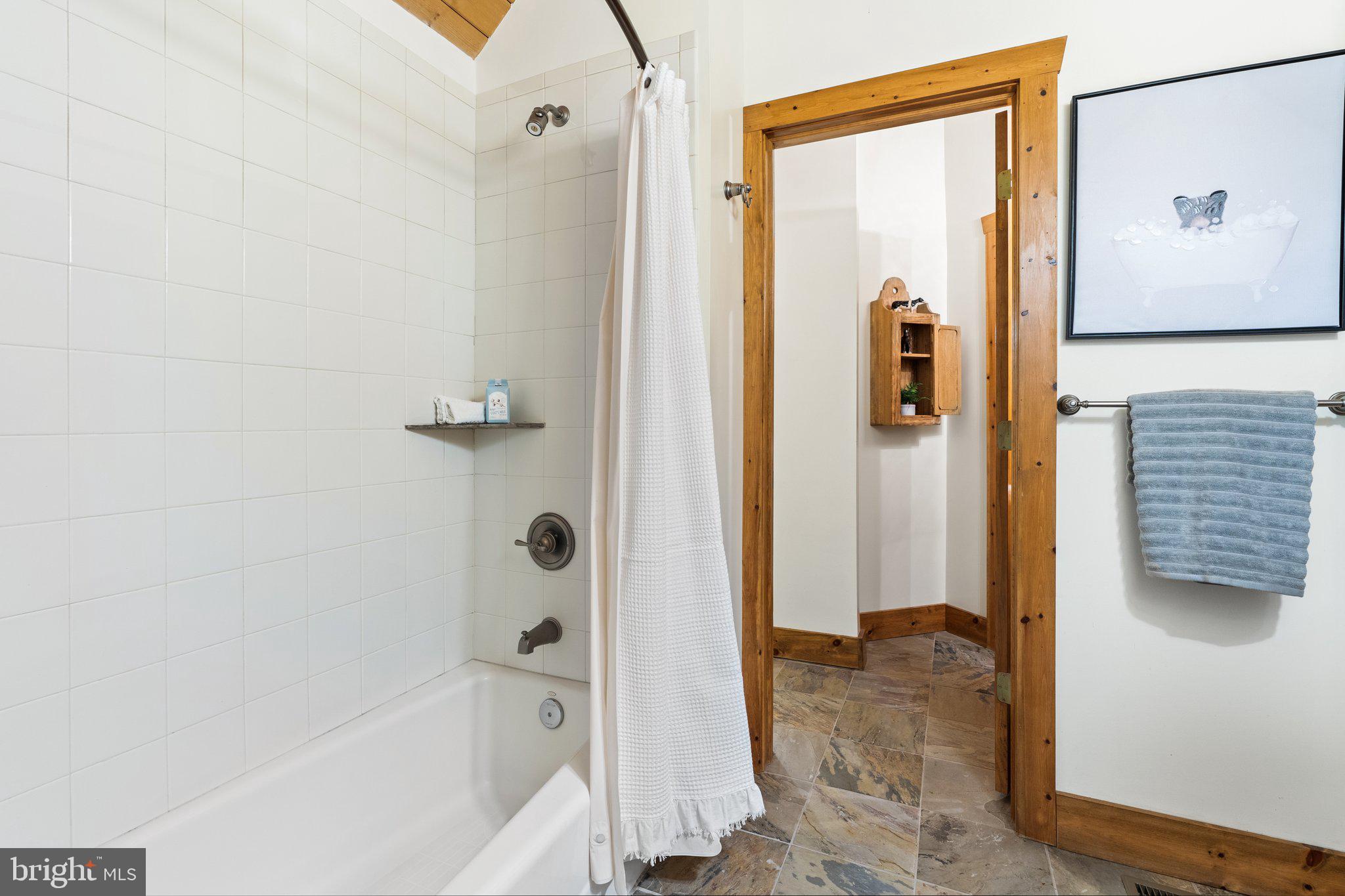 BETWEEN HILLS - Residential