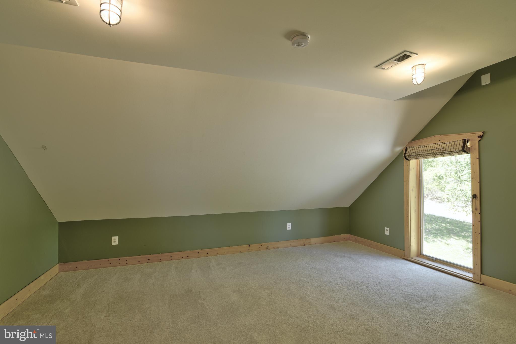 BETWEEN HILLS - Residential