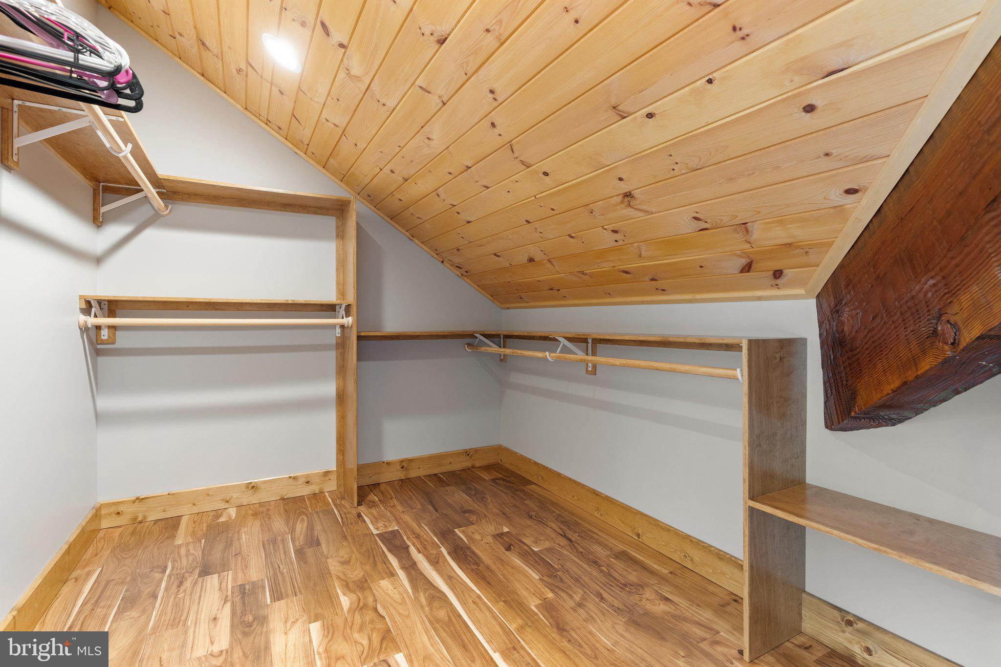 BETWEEN HILLS - Residential