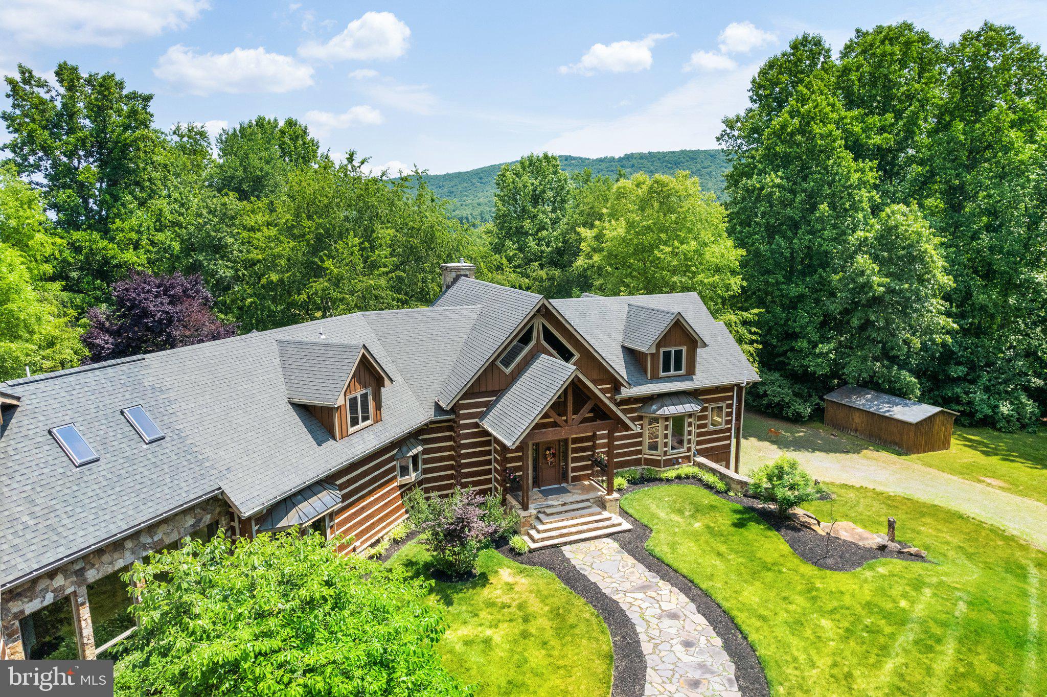 BETWEEN HILLS - Residential