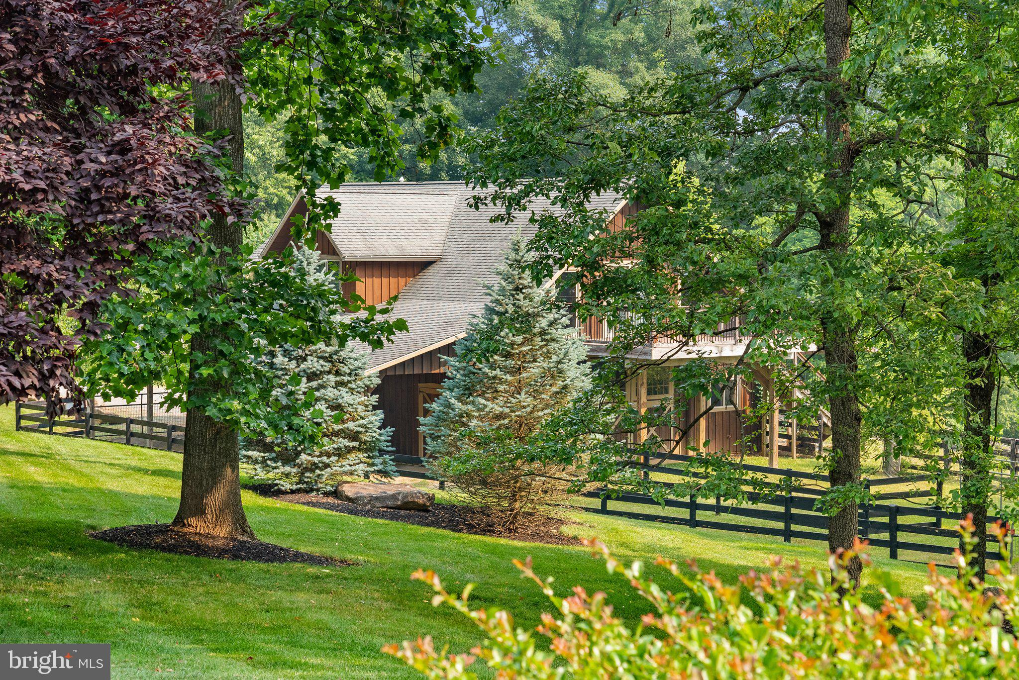 BETWEEN HILLS - Residential