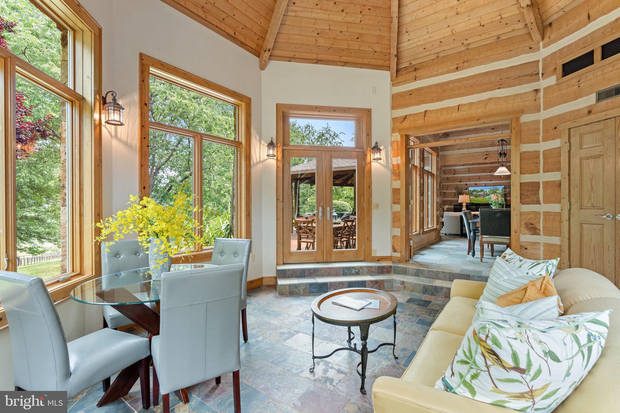 BETWEEN HILLS - Residential