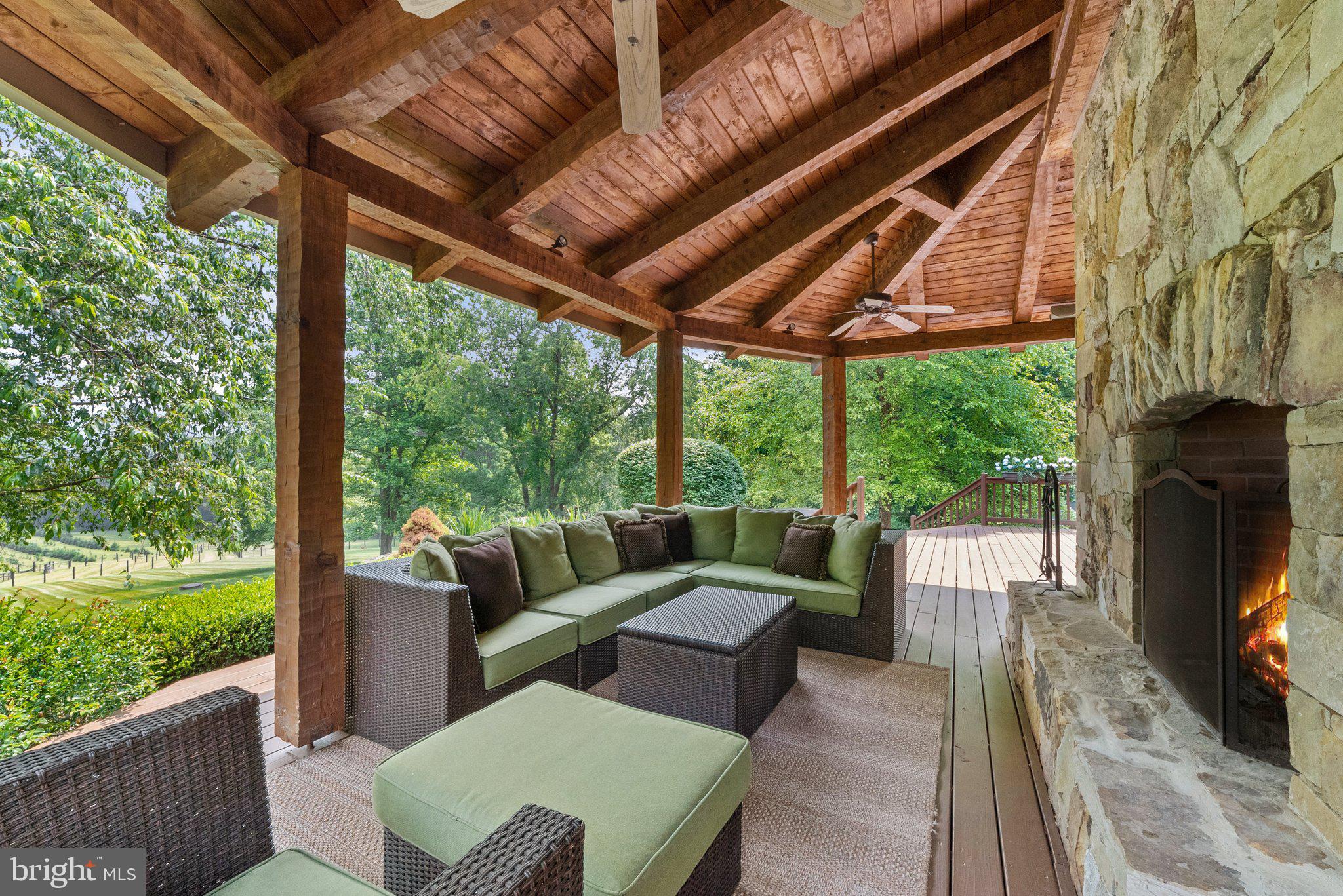 BETWEEN HILLS - Residential