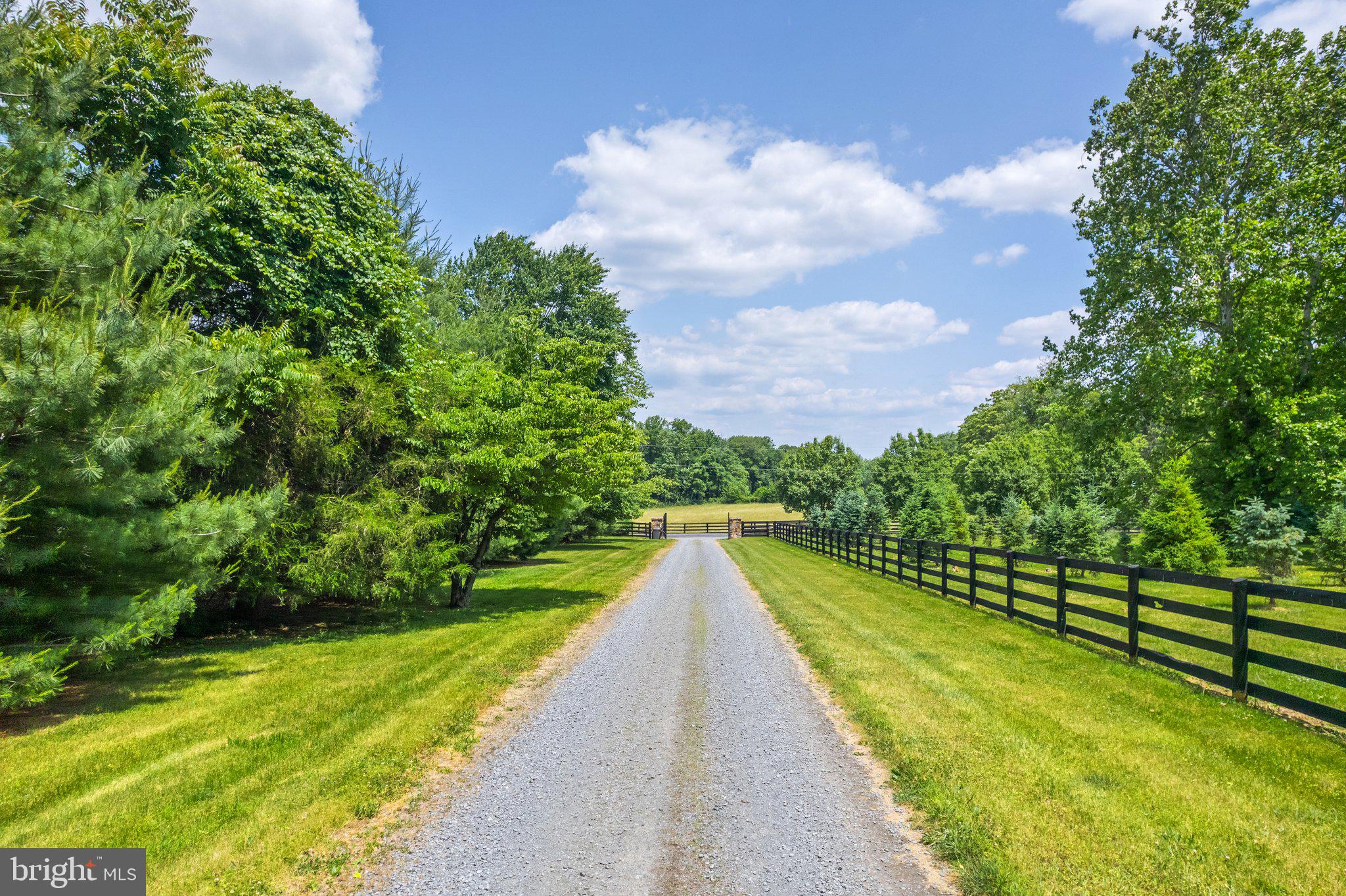 BETWEEN HILLS - Residential