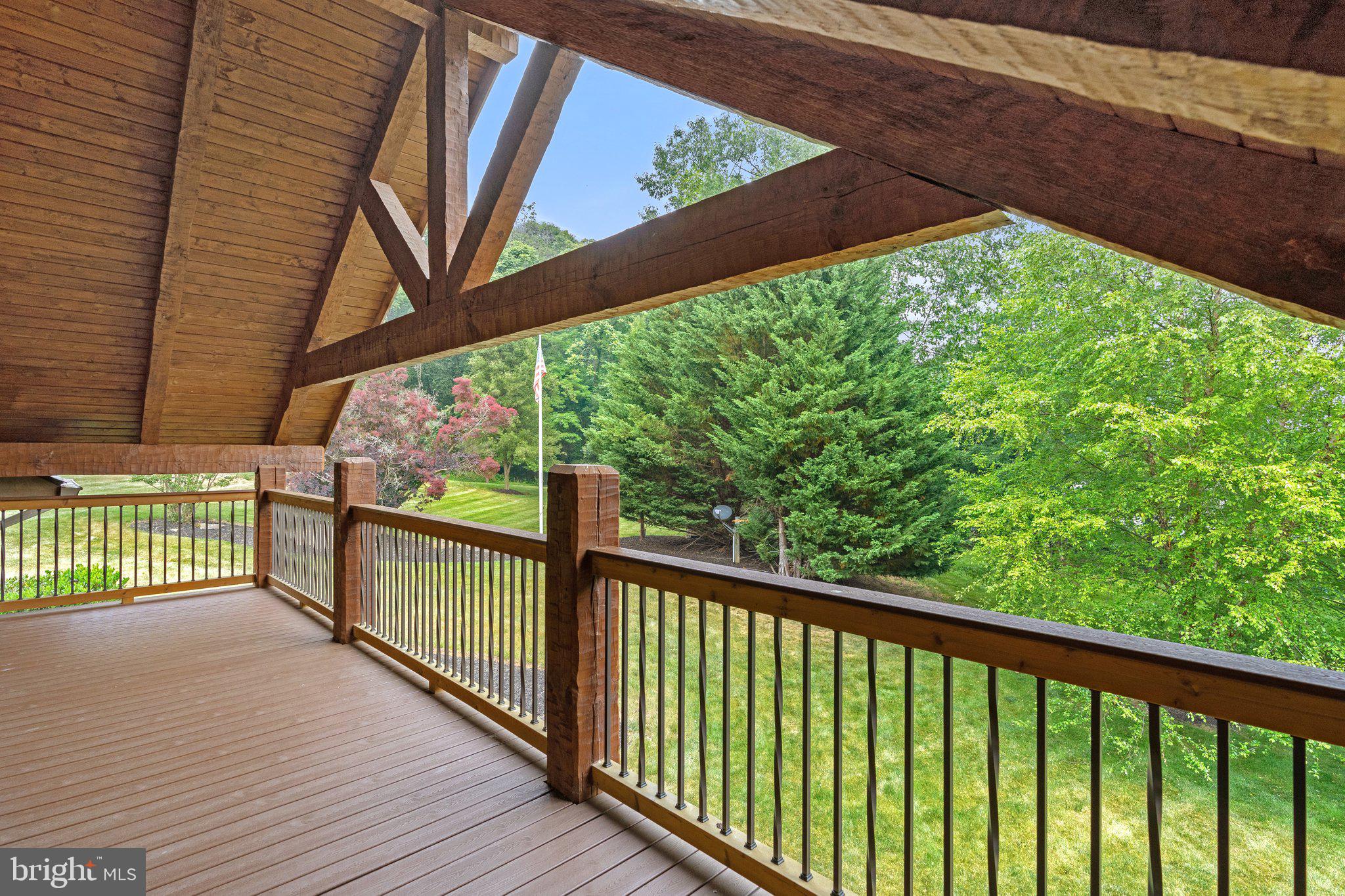 BETWEEN HILLS - Residential