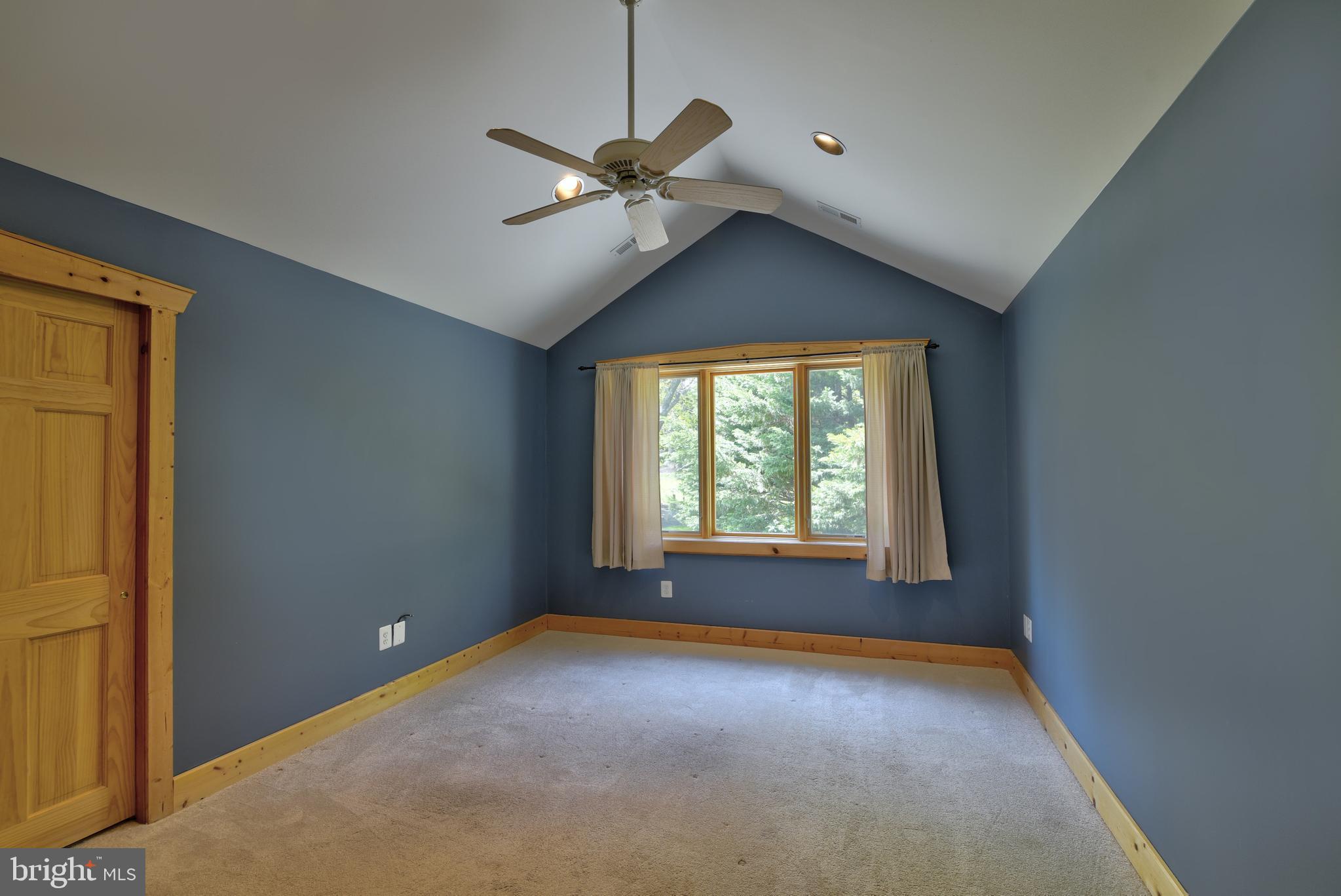 BETWEEN HILLS - Residential