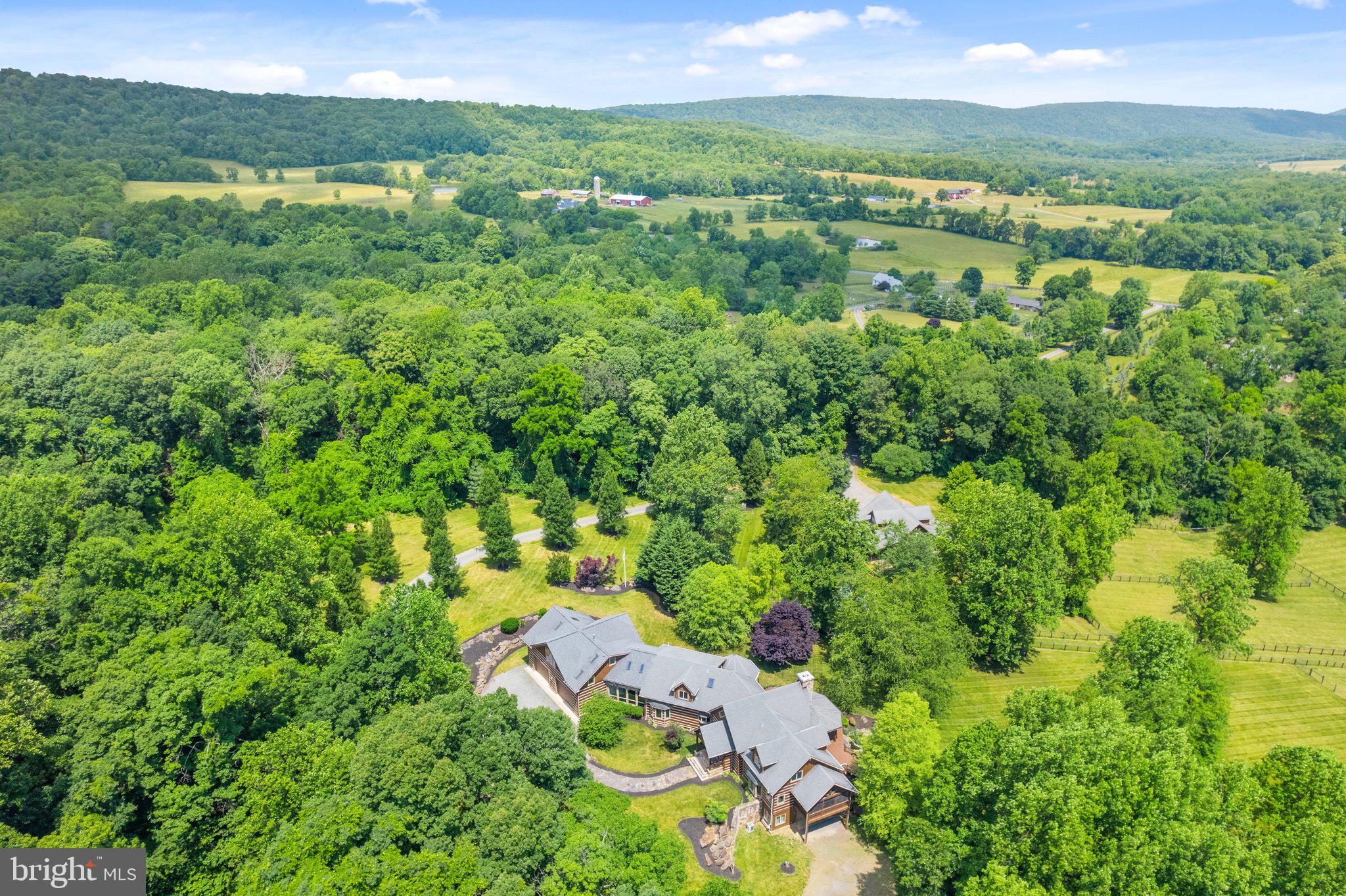 BETWEEN HILLS - Residential