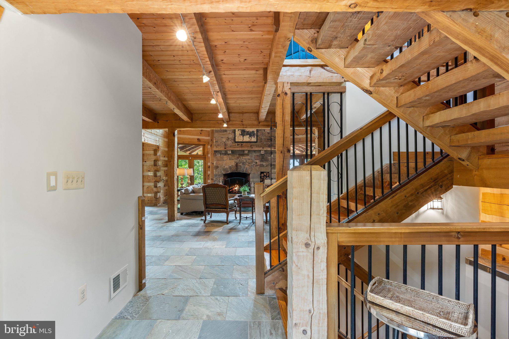 BETWEEN HILLS - Residential